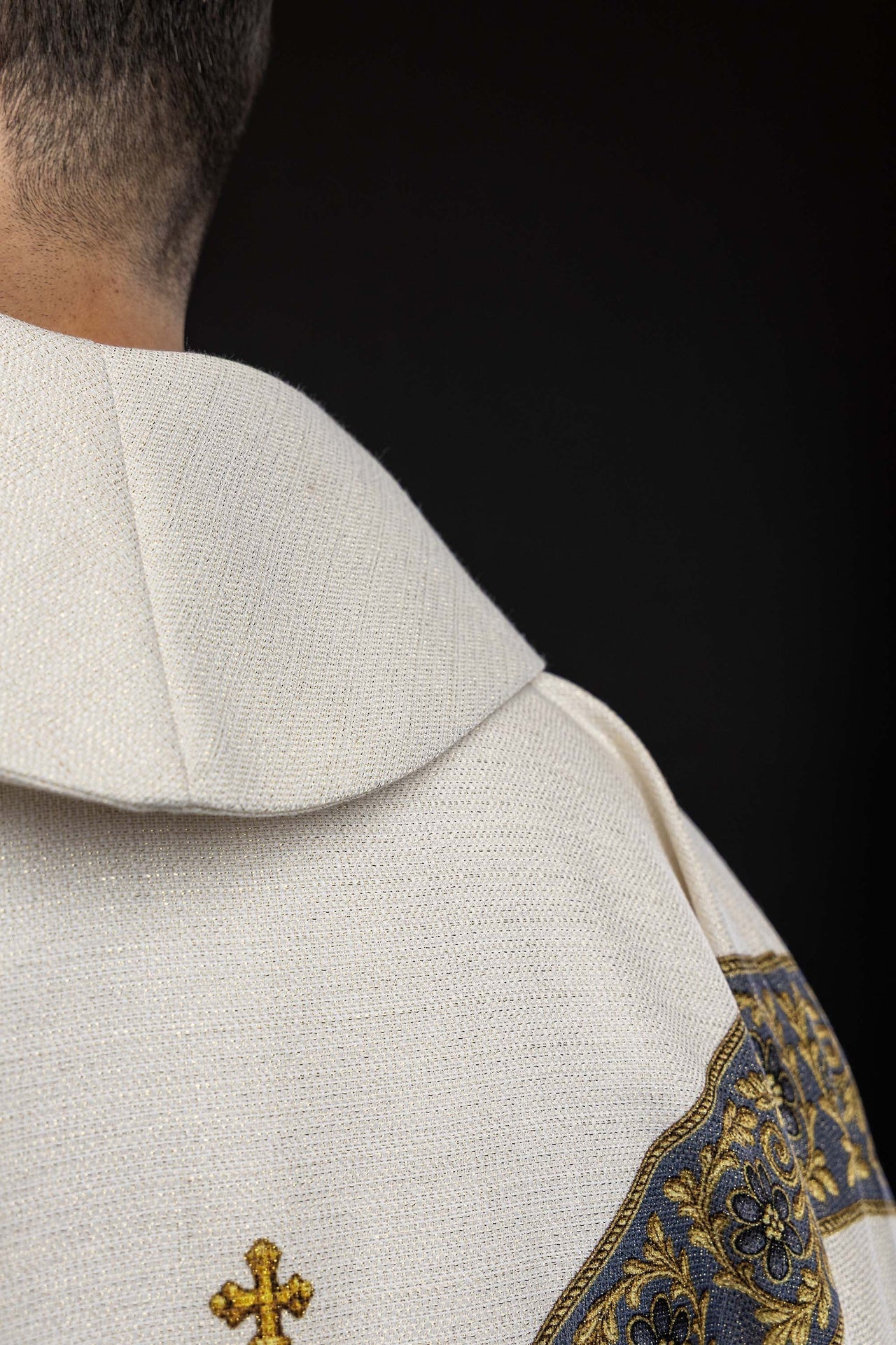 Casulla estampada con la imagen de Nuestra Señora de la Asunción