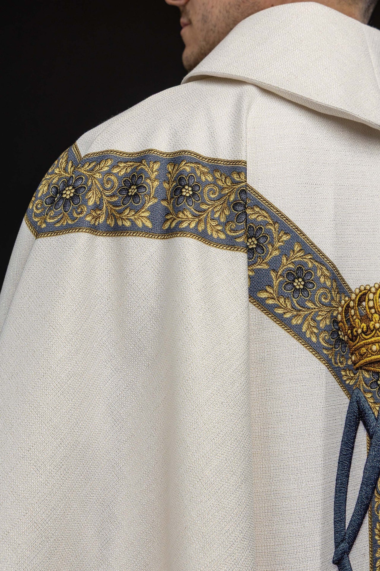 Casulla estampada con la imagen de Nuestra Señora de la Asunción