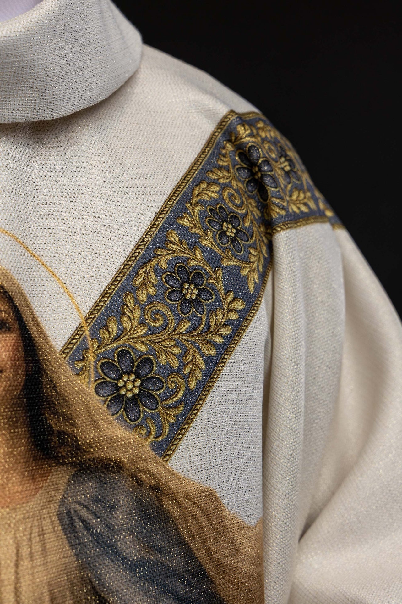 Casulla estampada con la imagen de Nuestra Señora de la Asunción