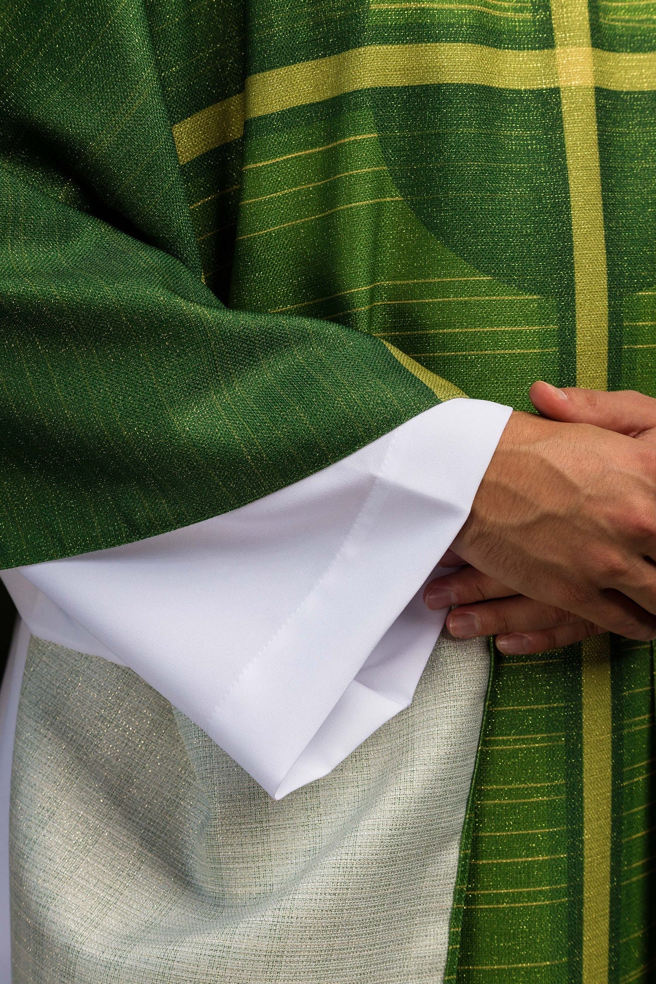 Casulla estampada verde con motivo de cruz