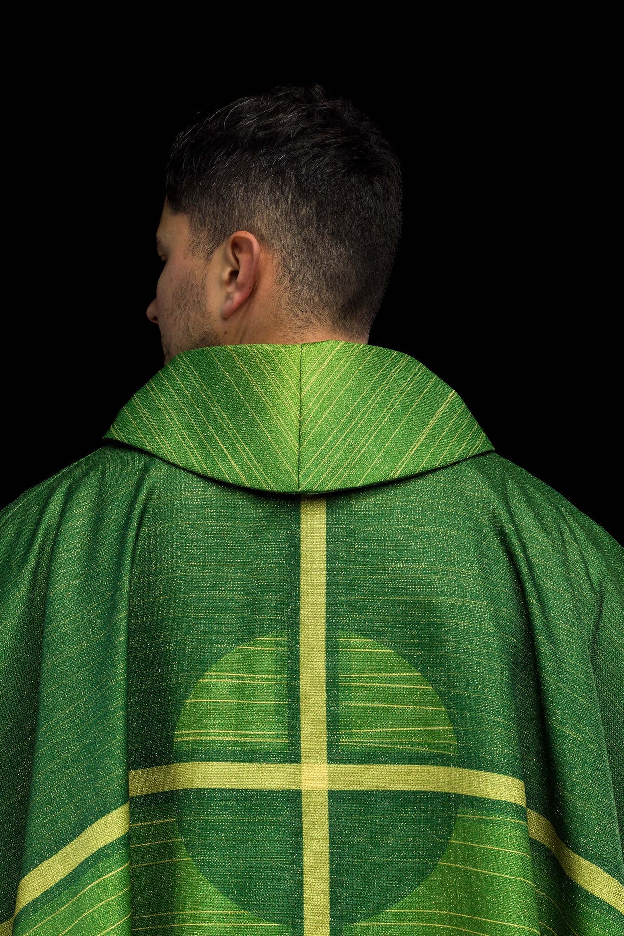 Casulla estampada verde con motivo de cruz