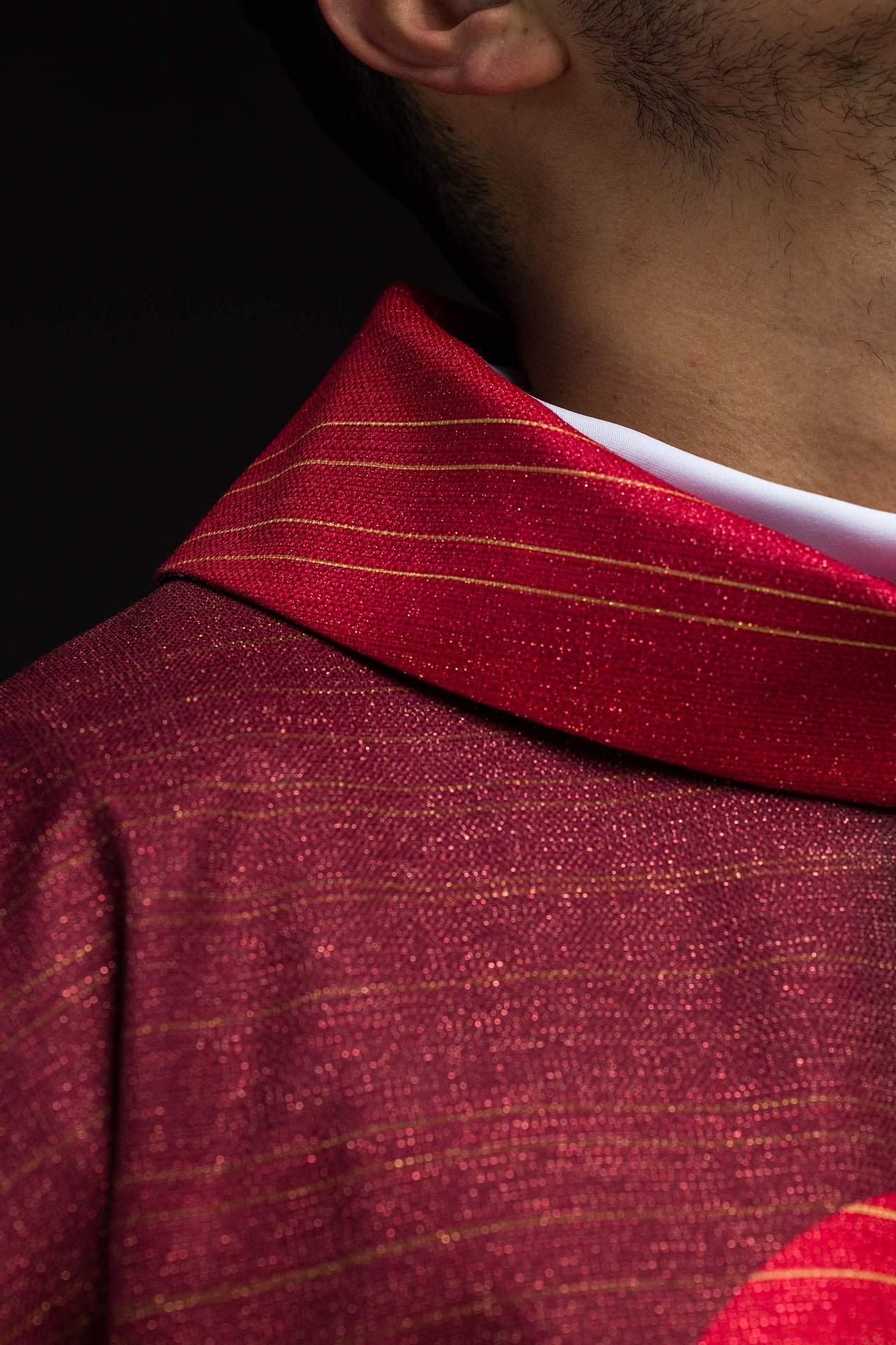 Casulla estampada roja con motivo de cruz