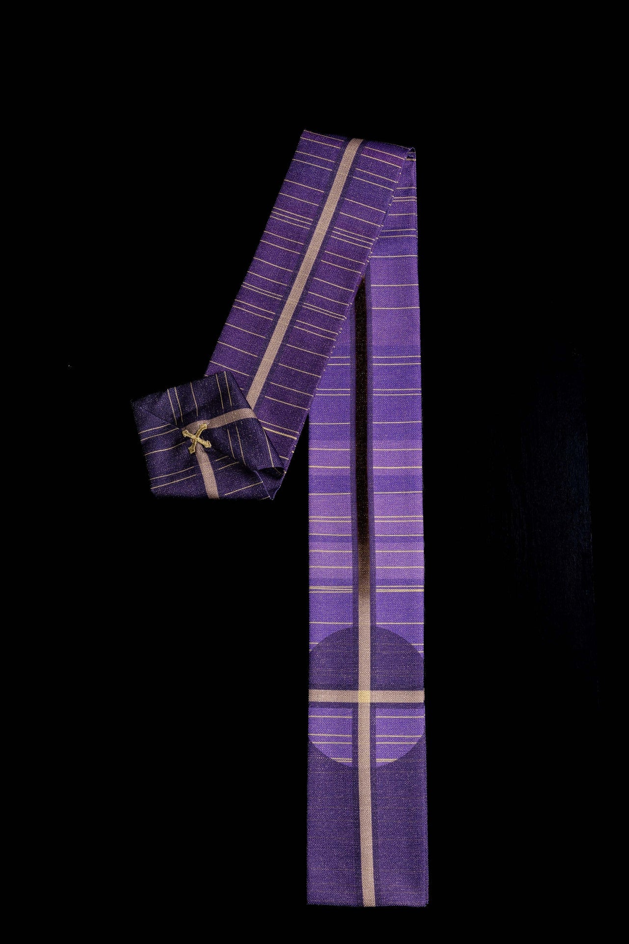 Casulla estampada morada con motivo de cruz