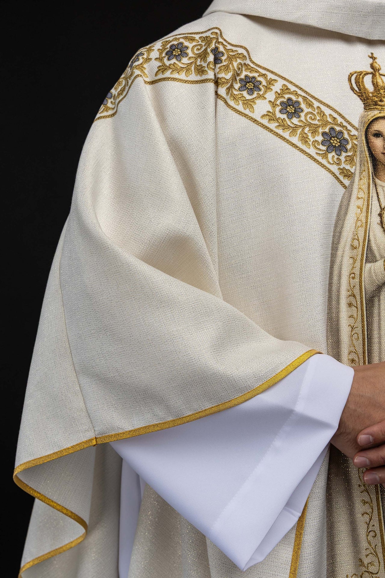 Casulla estampada con la imagen de Nuestra Señora de Fátima