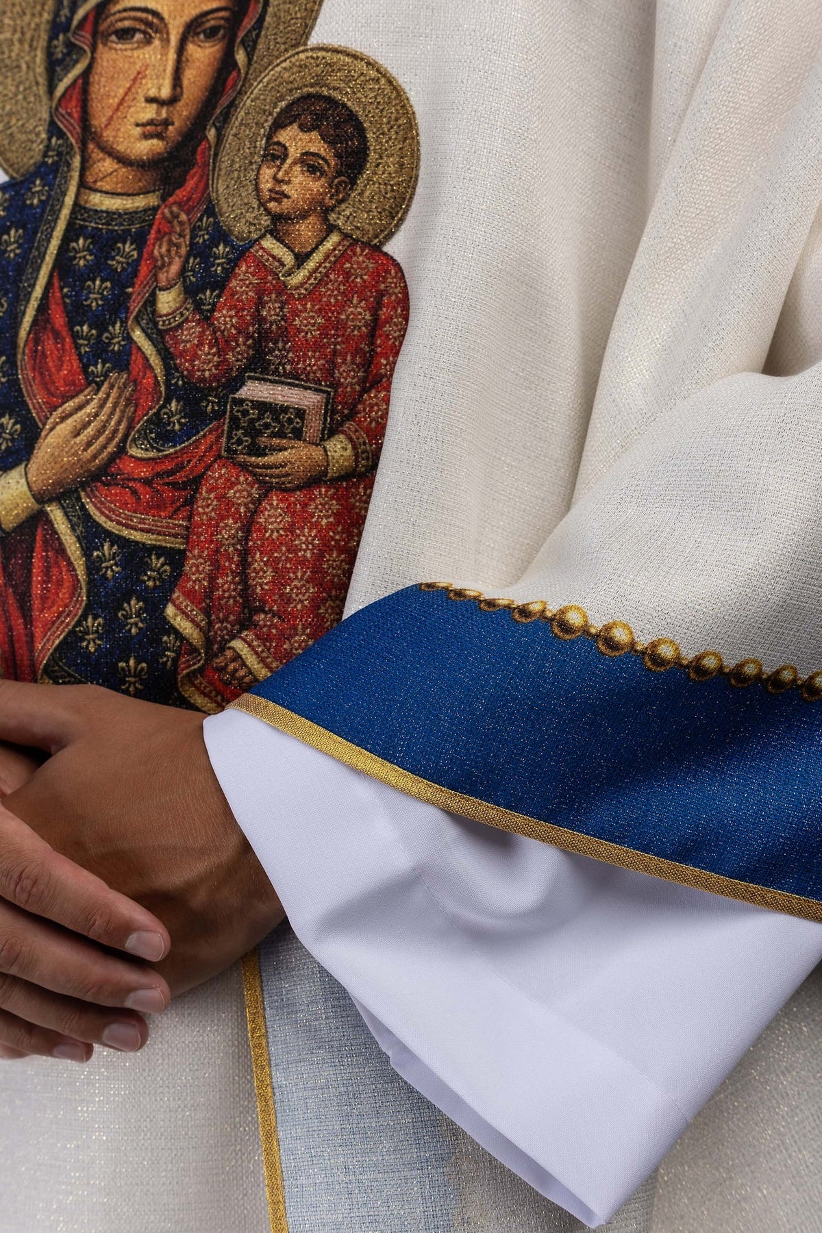 Casulla estampada con la imagen de Nuestra Señora de Częstochowa