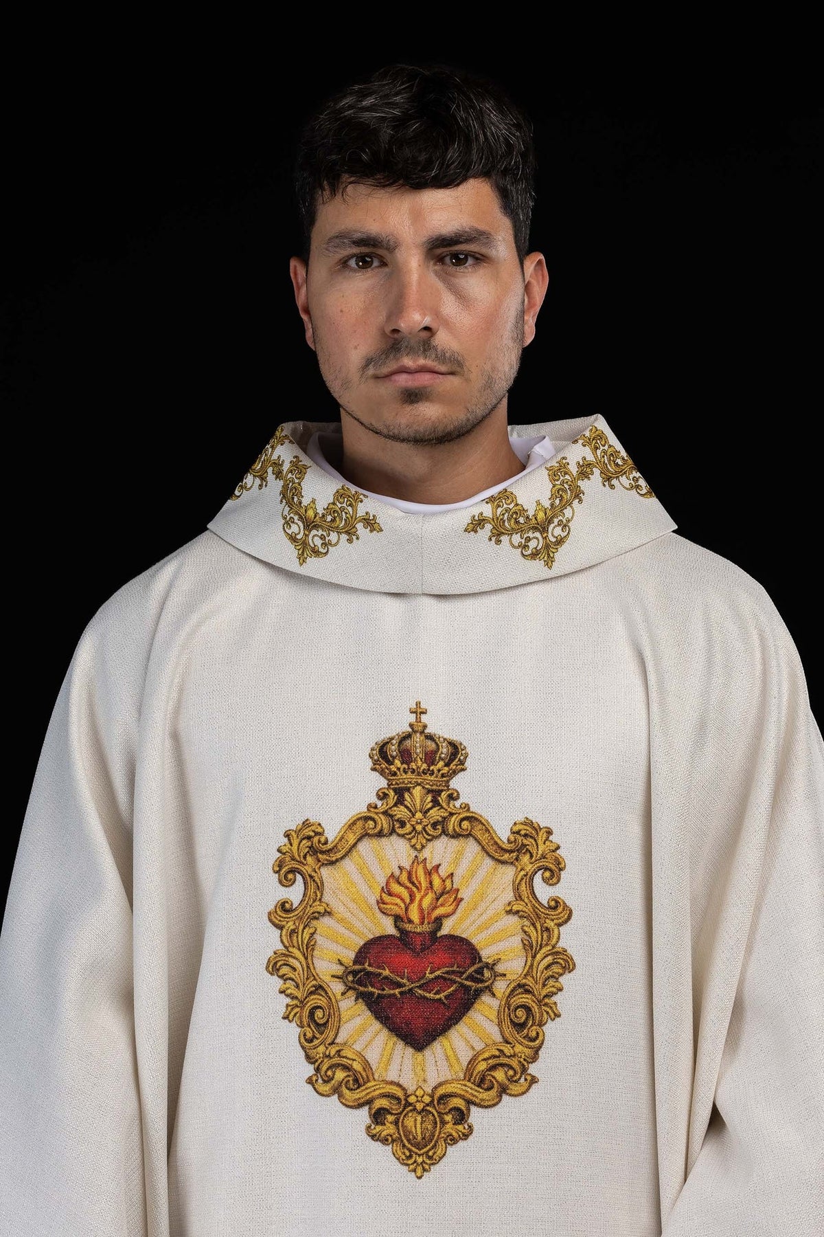 Casulla estampada con motivo del Sagrado Corazón de Jesús, marfil