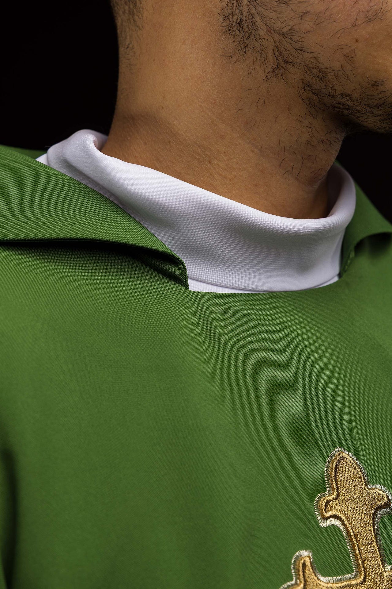 Casulla bordada con el símbolo de la cruz y cuello ancho en color verde
