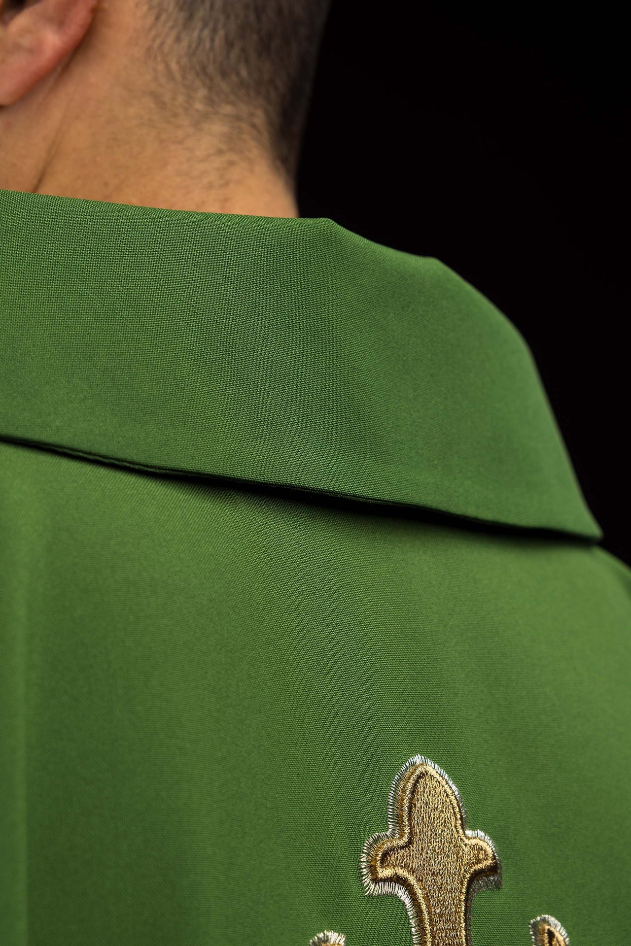 Casulla bordada con el símbolo de la cruz y cuello ancho en color verde