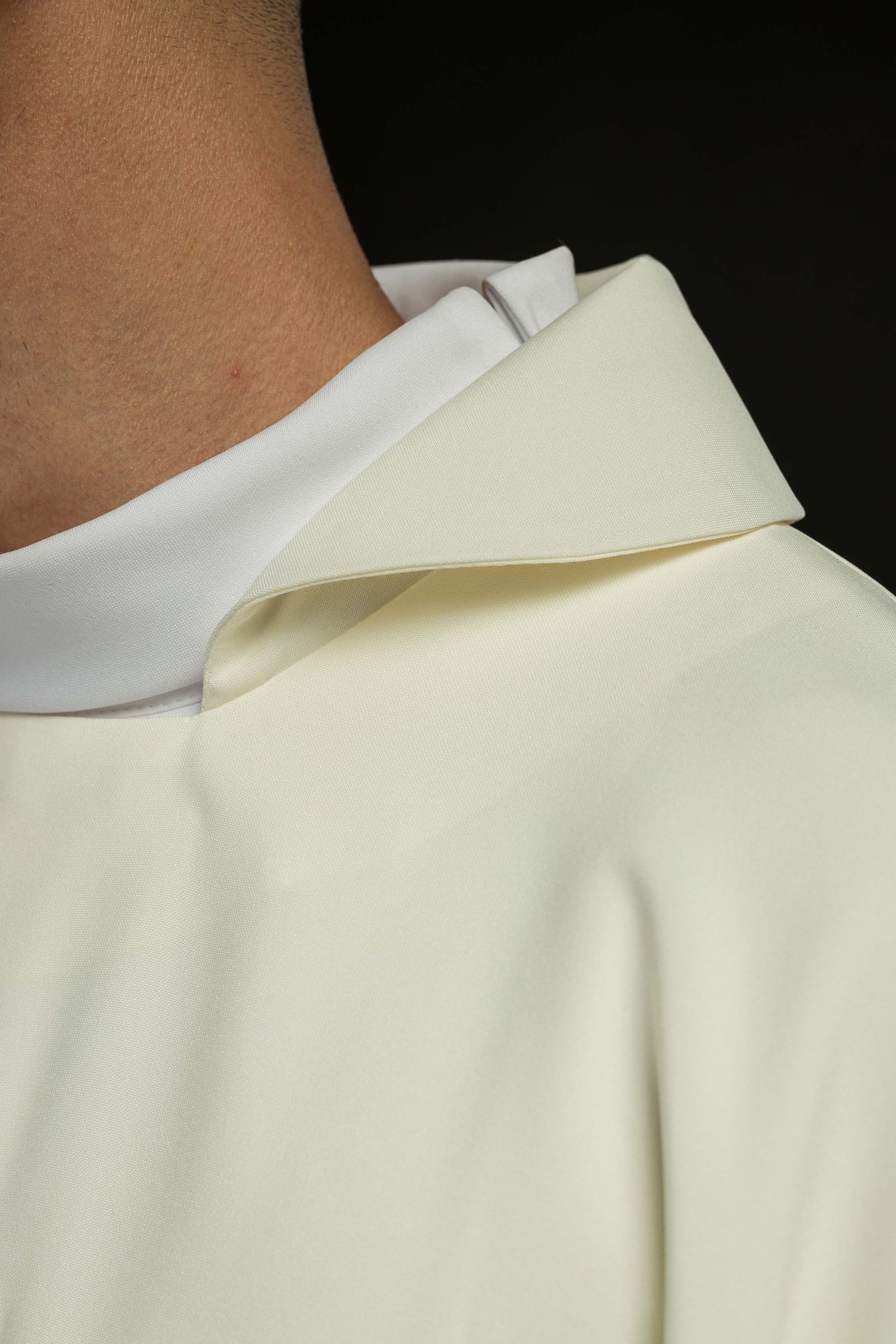 Casula bordada a cru com cruz e gola larga