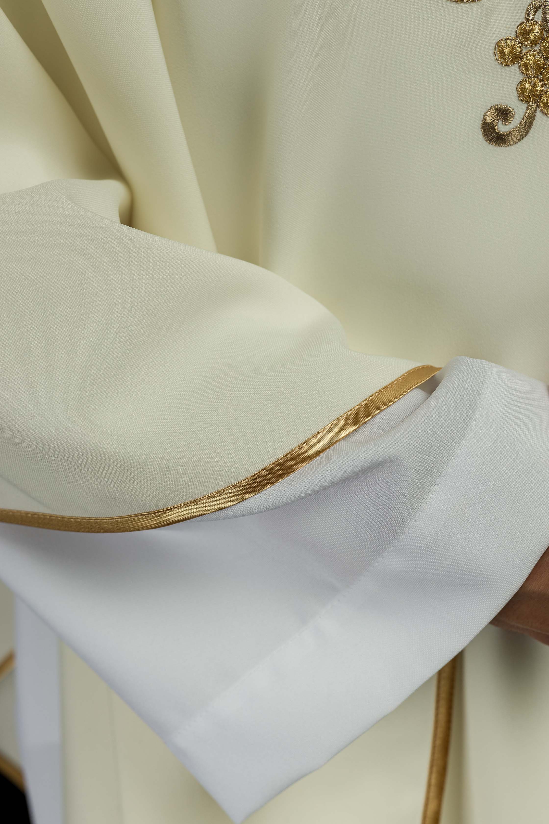 Casula bordada a cru com cruz e gola larga