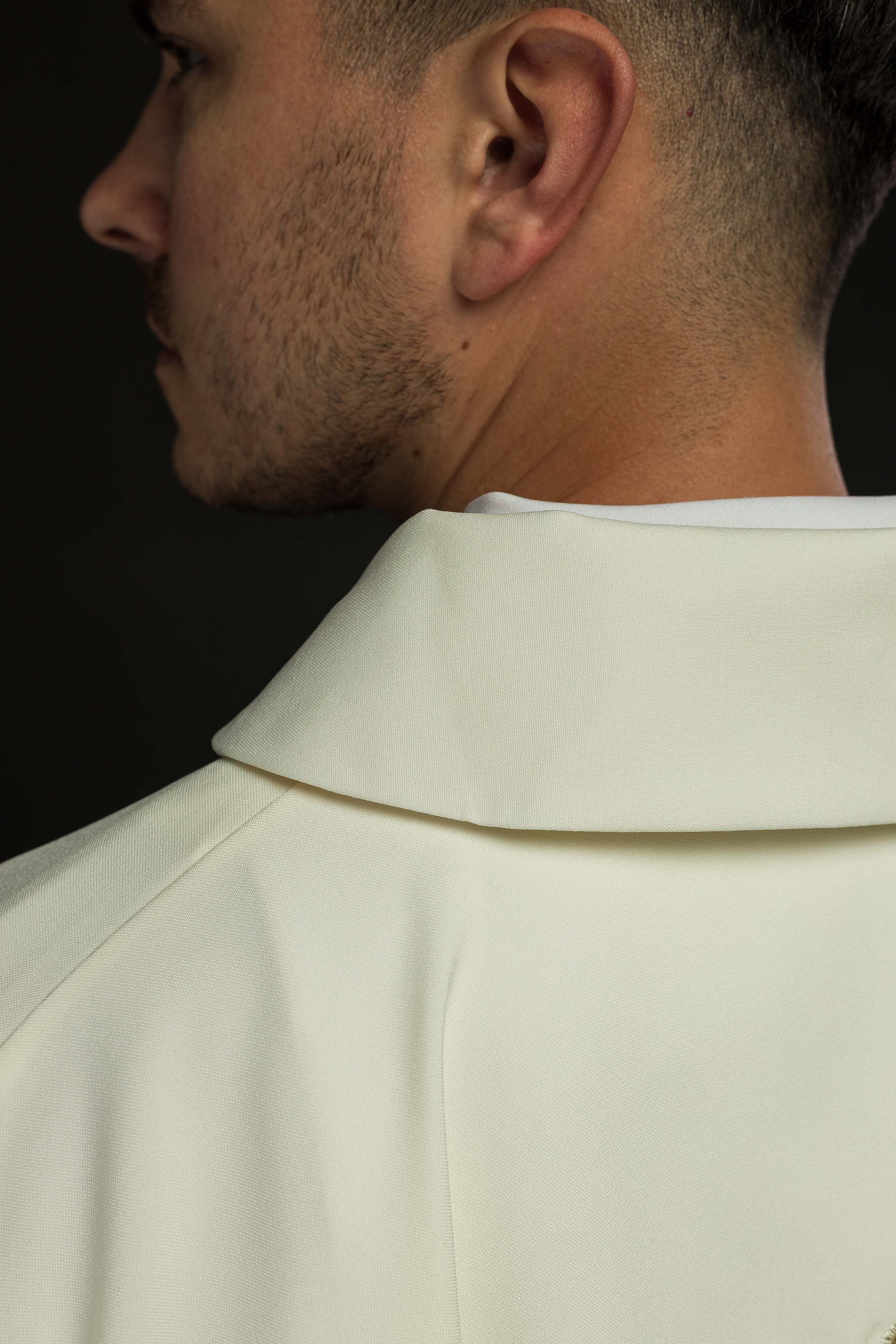 Casula bordada a cru com cruz e gola larga