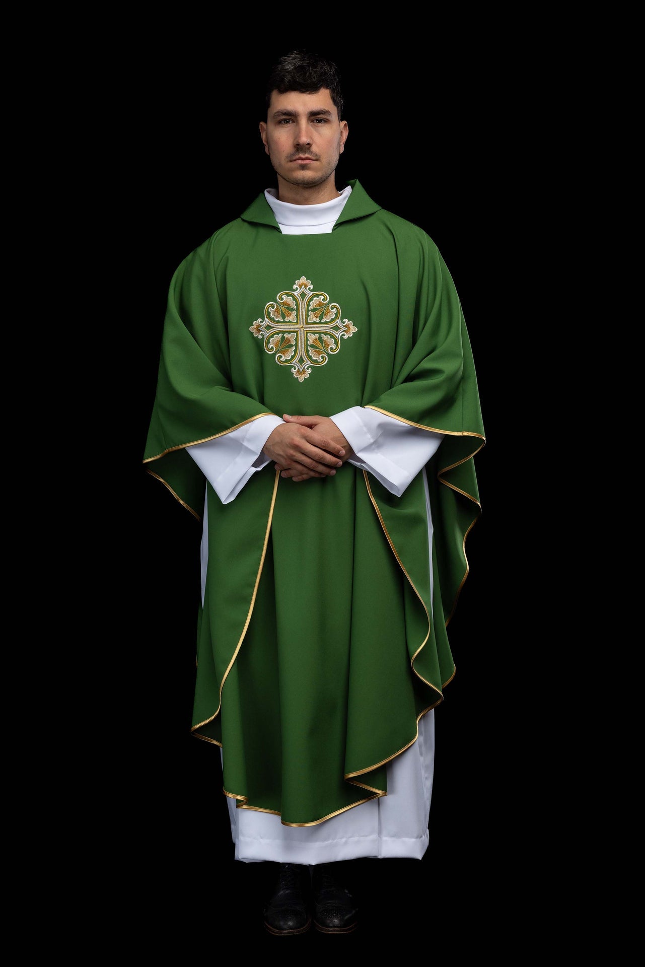 Casulla verde bordada con cruz ornamentada y cuello amplio