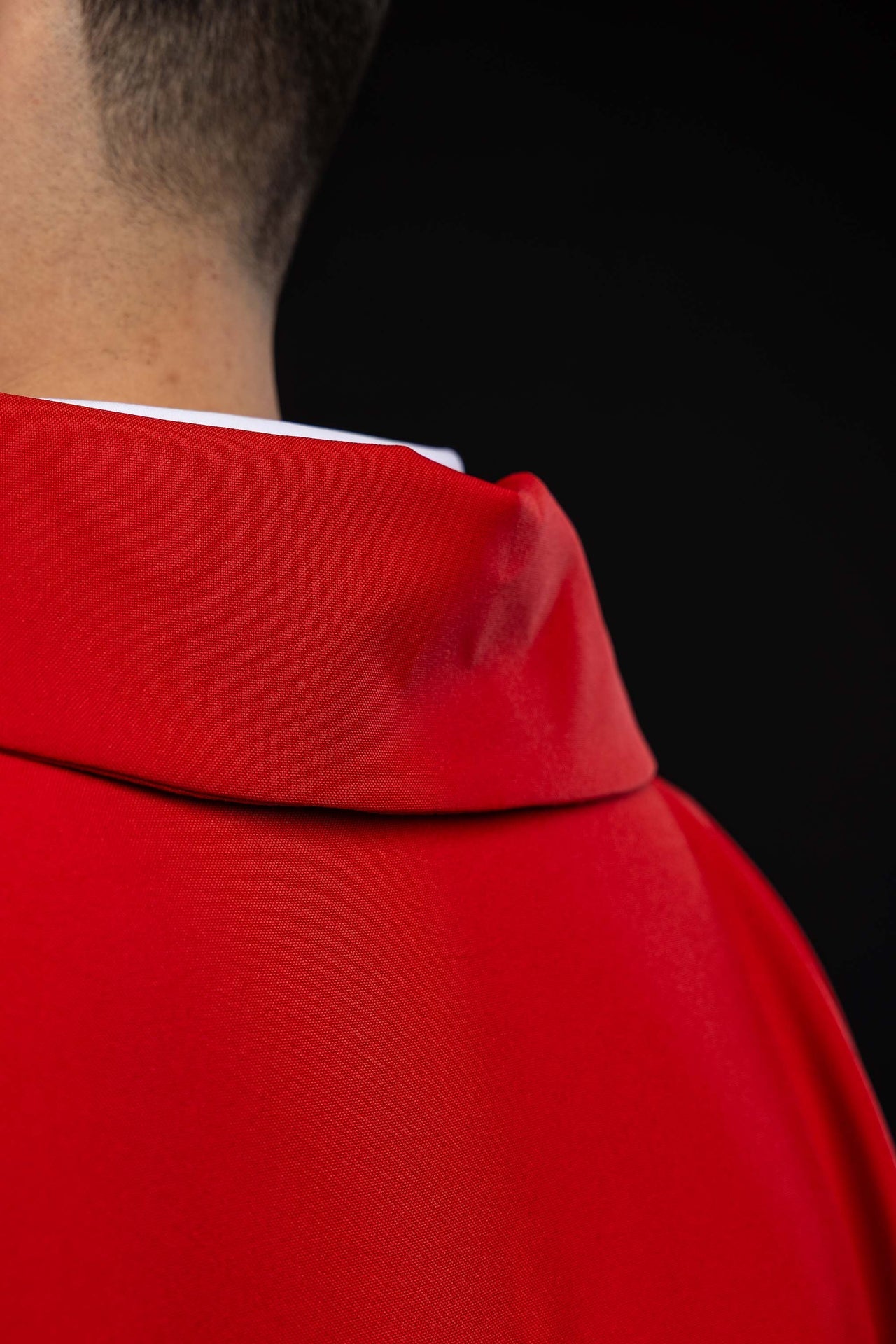 Casulla roja bordada con cruz ornamentada y cuello amplio