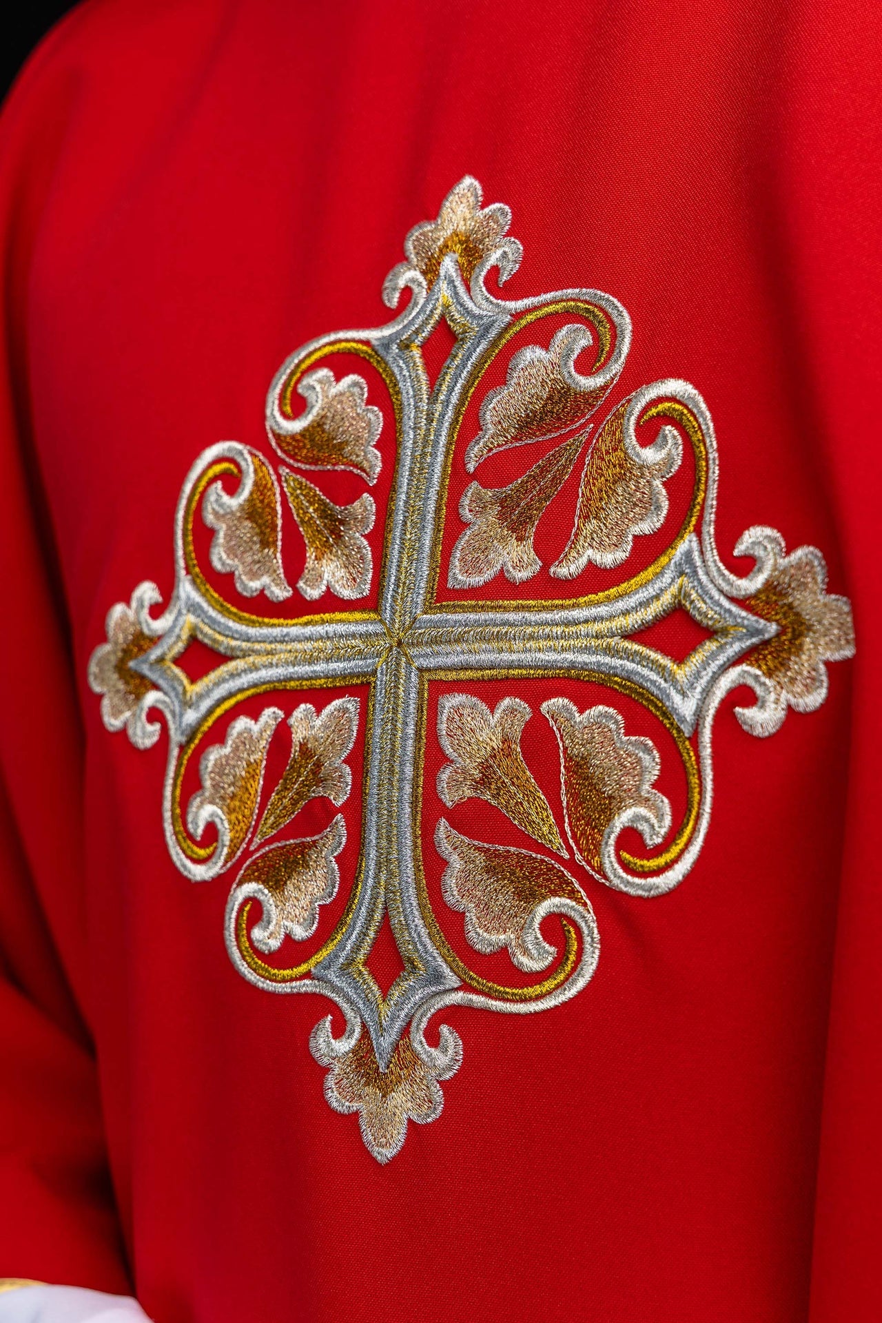 Casulla roja bordada con cruz ornamentada y cuello amplio