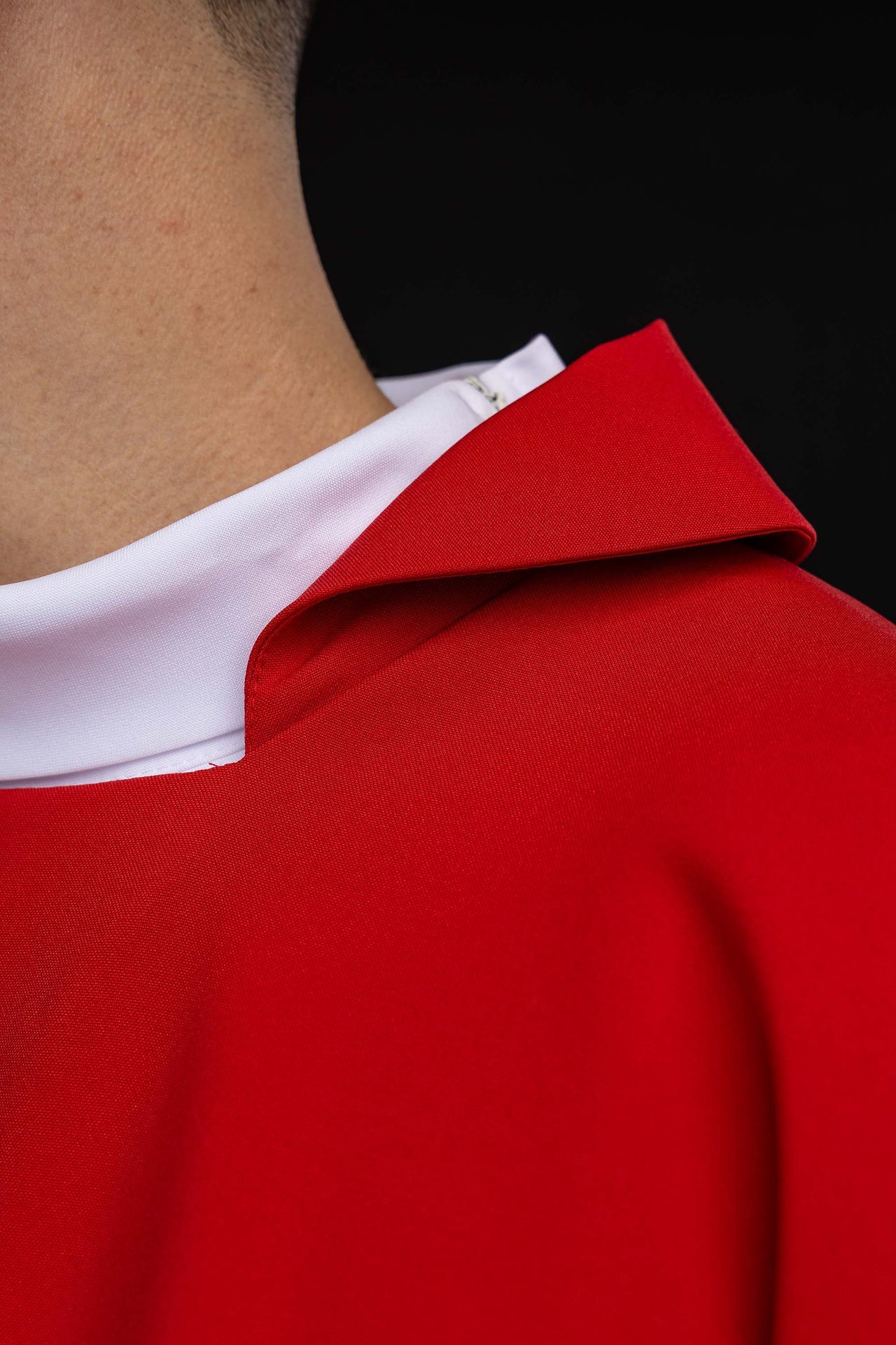Casulla roja bordada con cruz ornamentada y cuello amplio