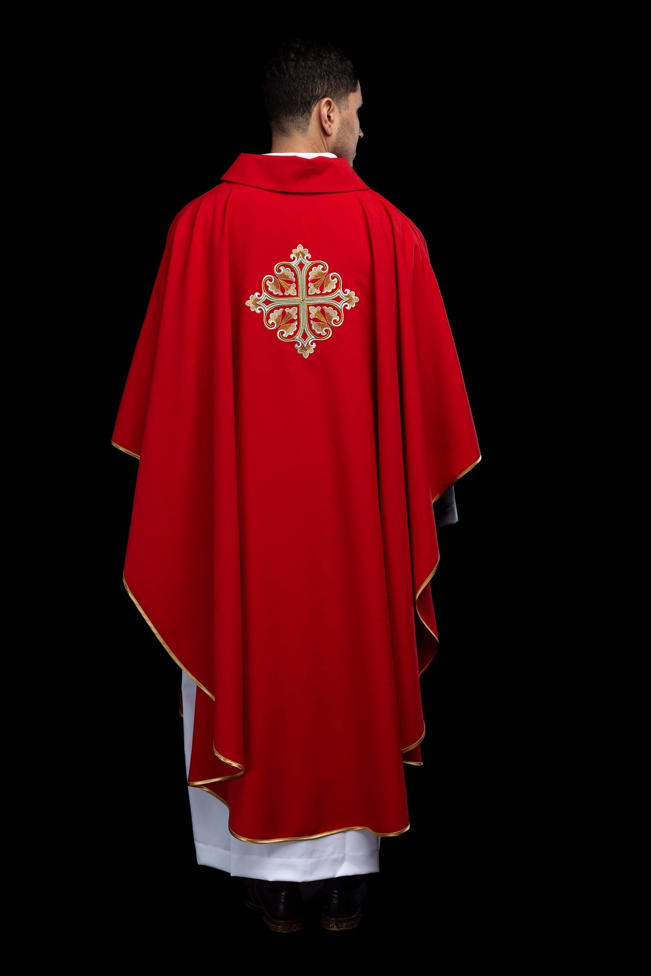 Casulla roja bordada con cruz ornamentada y cuello amplio