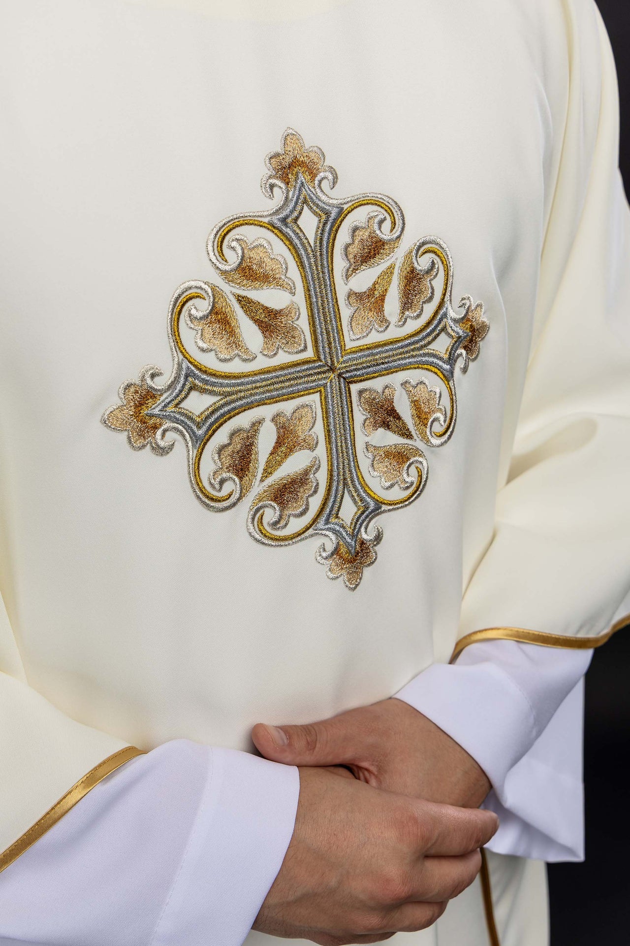 Casulla ecru bordada con cruz ornamentada y cuello amplio
