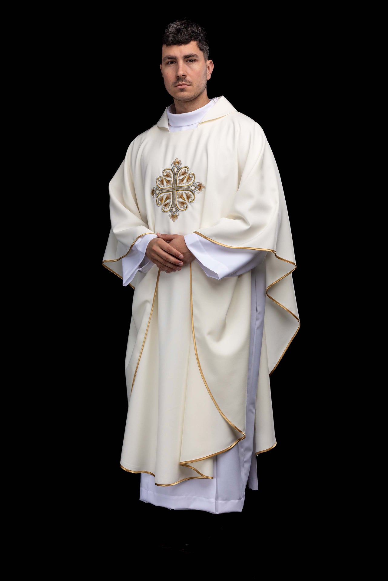 Casulla ecru bordada con cruz ornamentada y cuello amplio