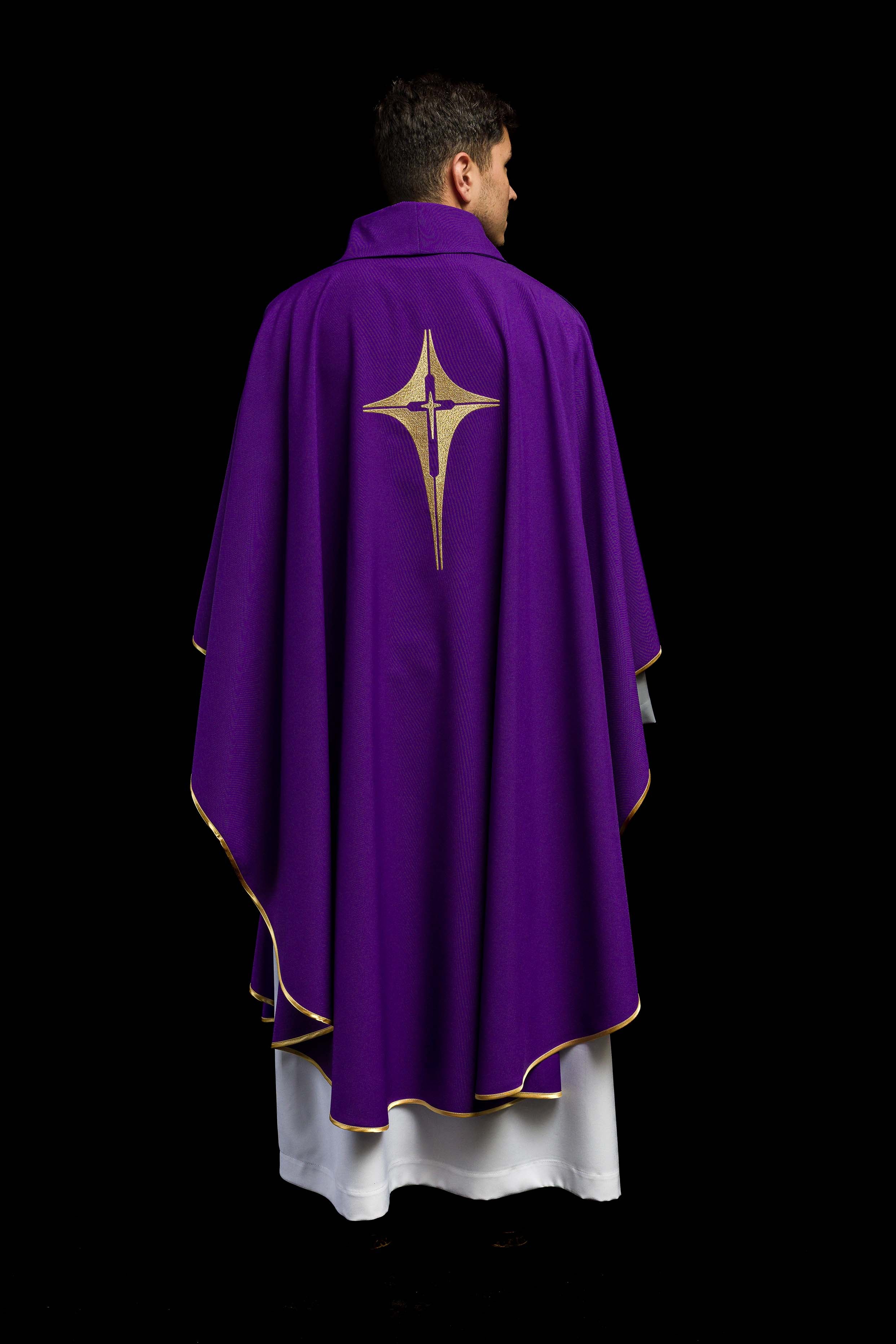 Casula roxa com cruz bordada a ouro