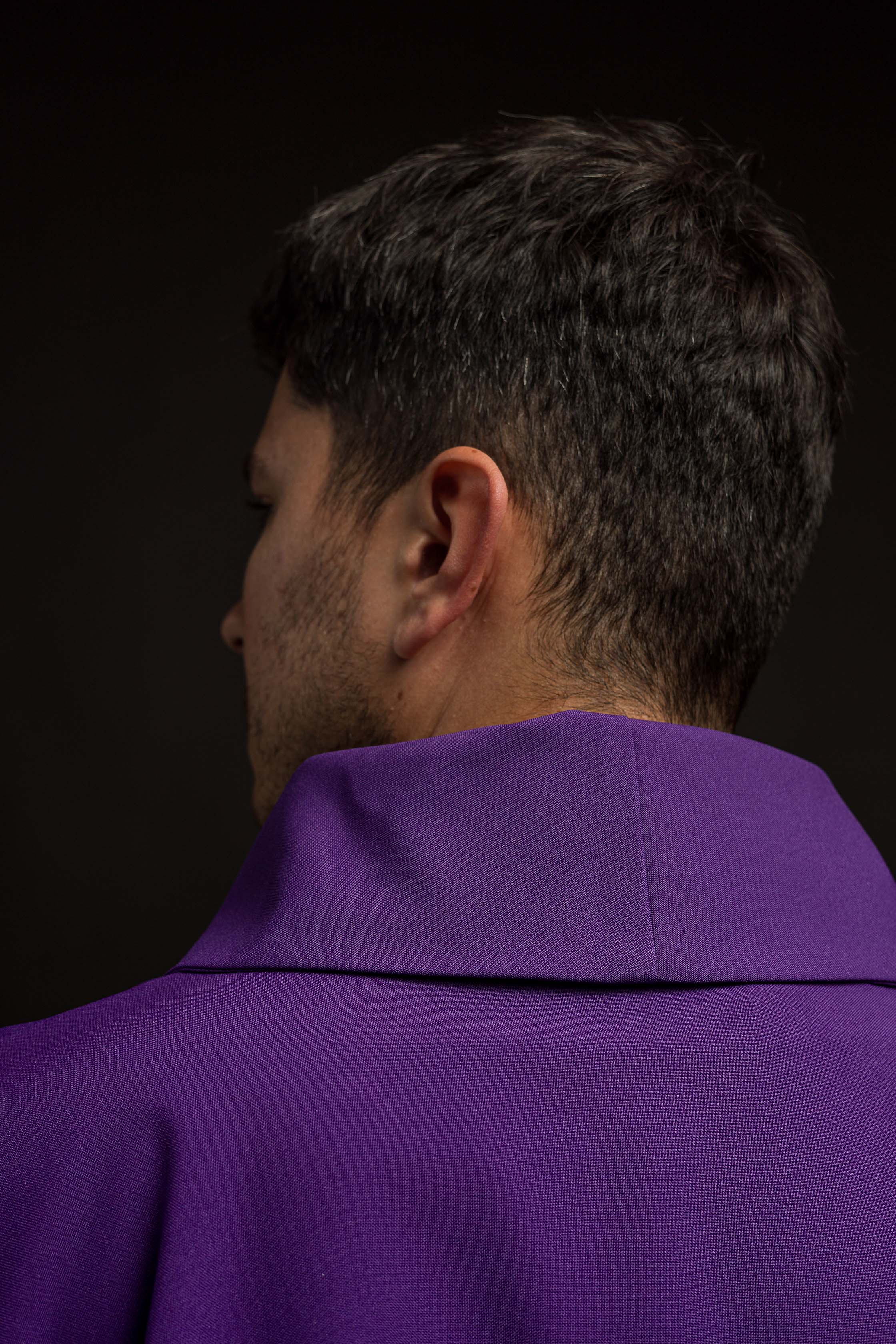 Casula roxa com cruz bordada a ouro