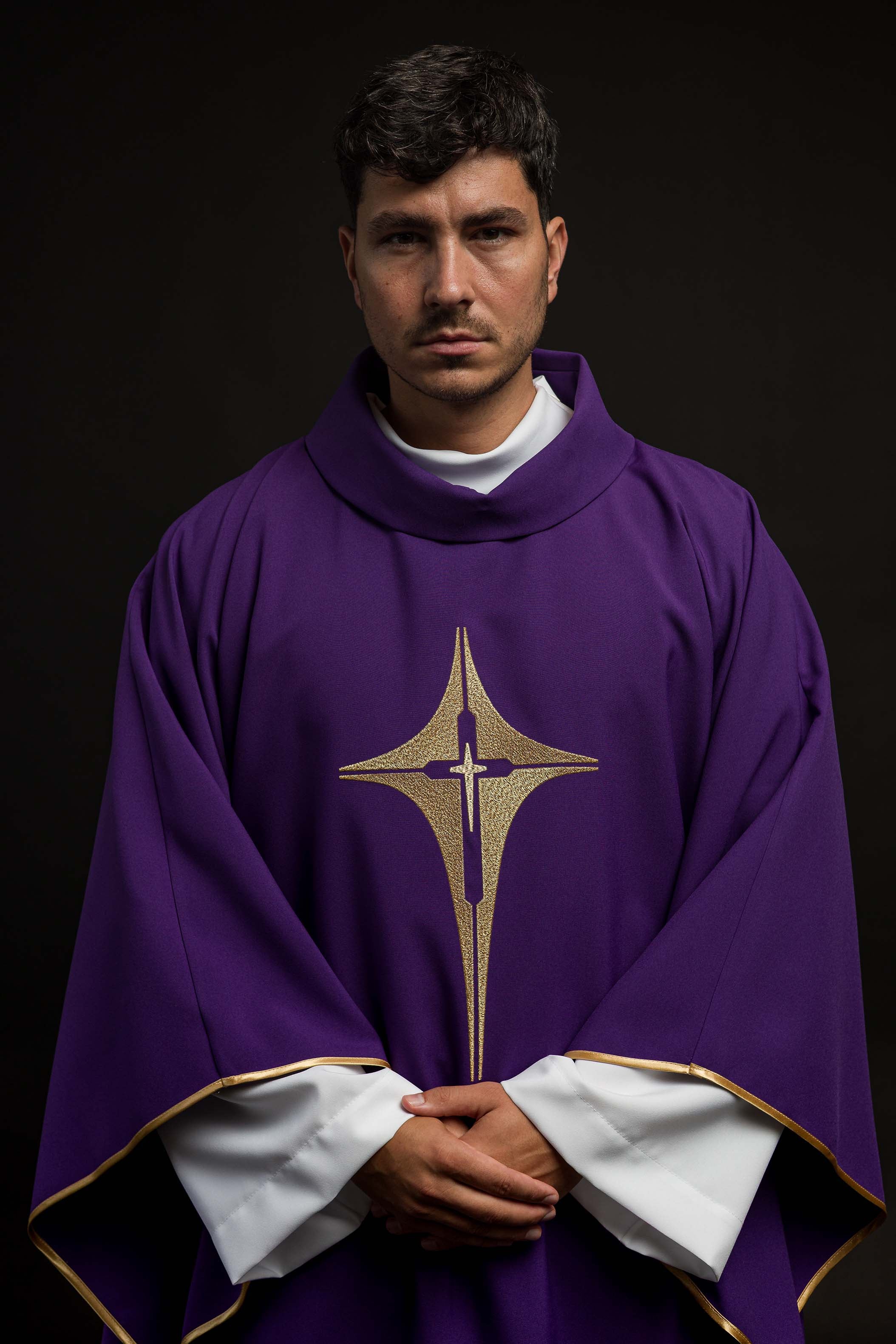 Casula roxa com cruz bordada a ouro