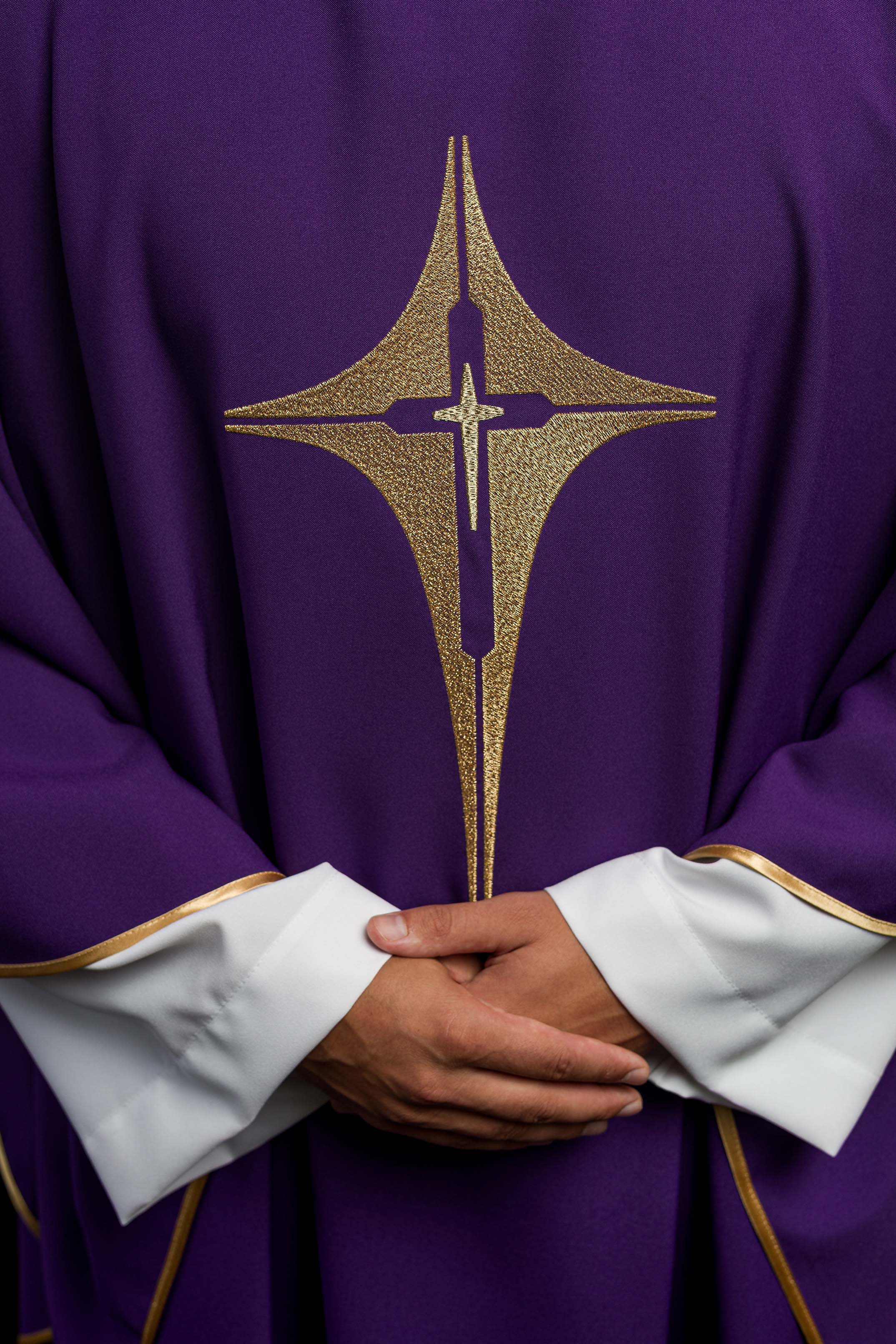 Casula roxa com cruz bordada a ouro