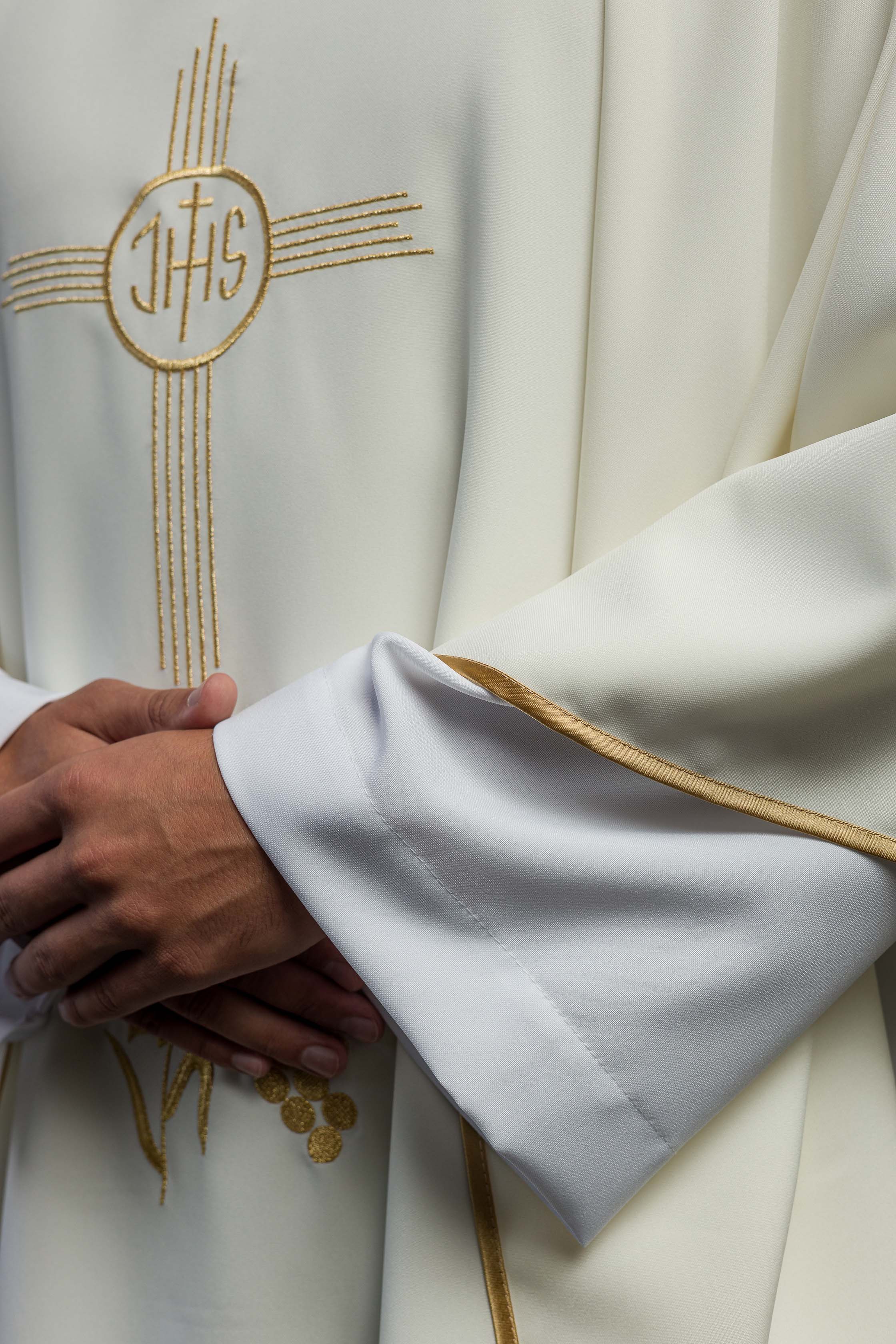 Casula em marfim com bordado IHS