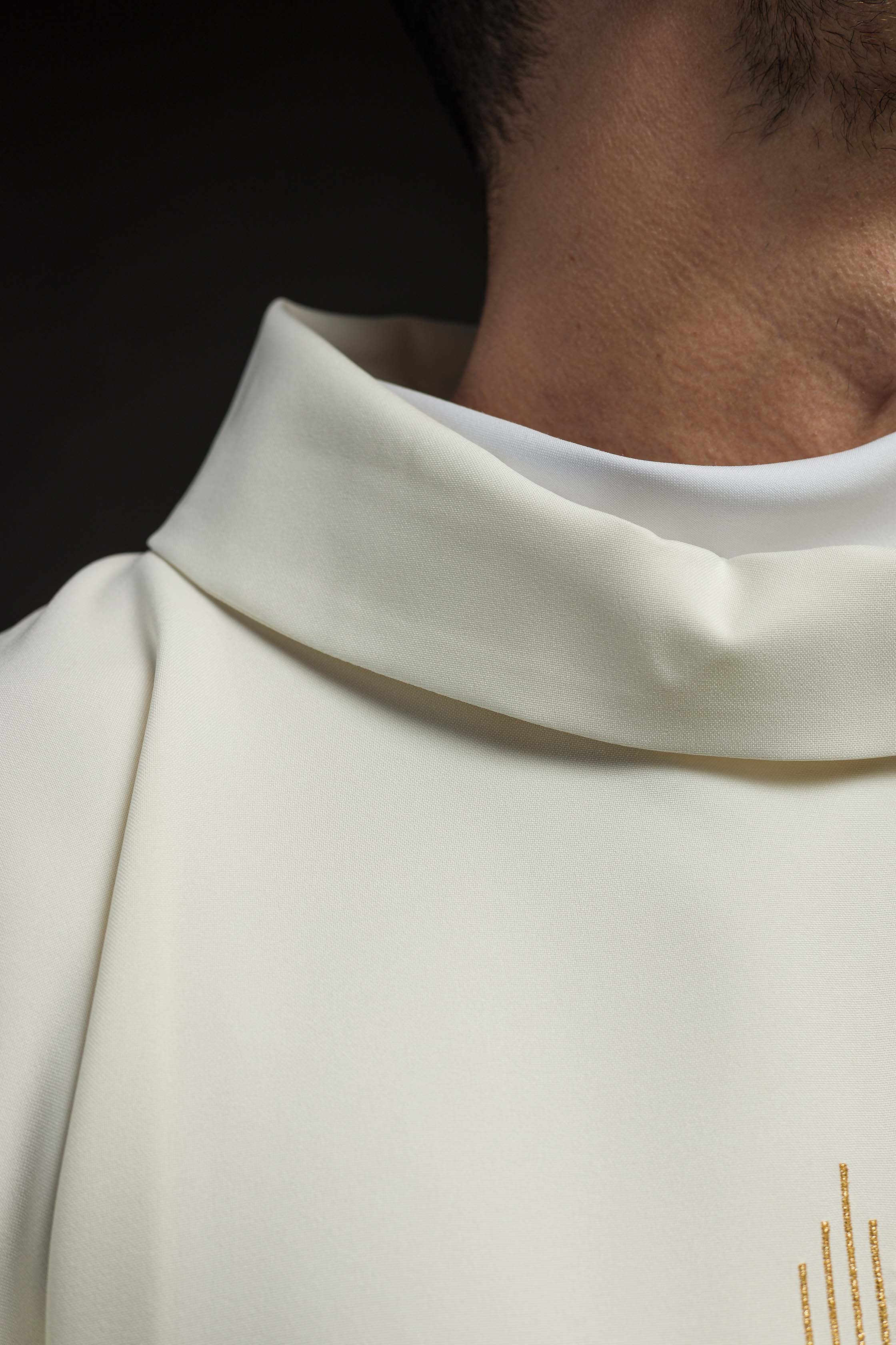 Casula em marfim com bordado IHS