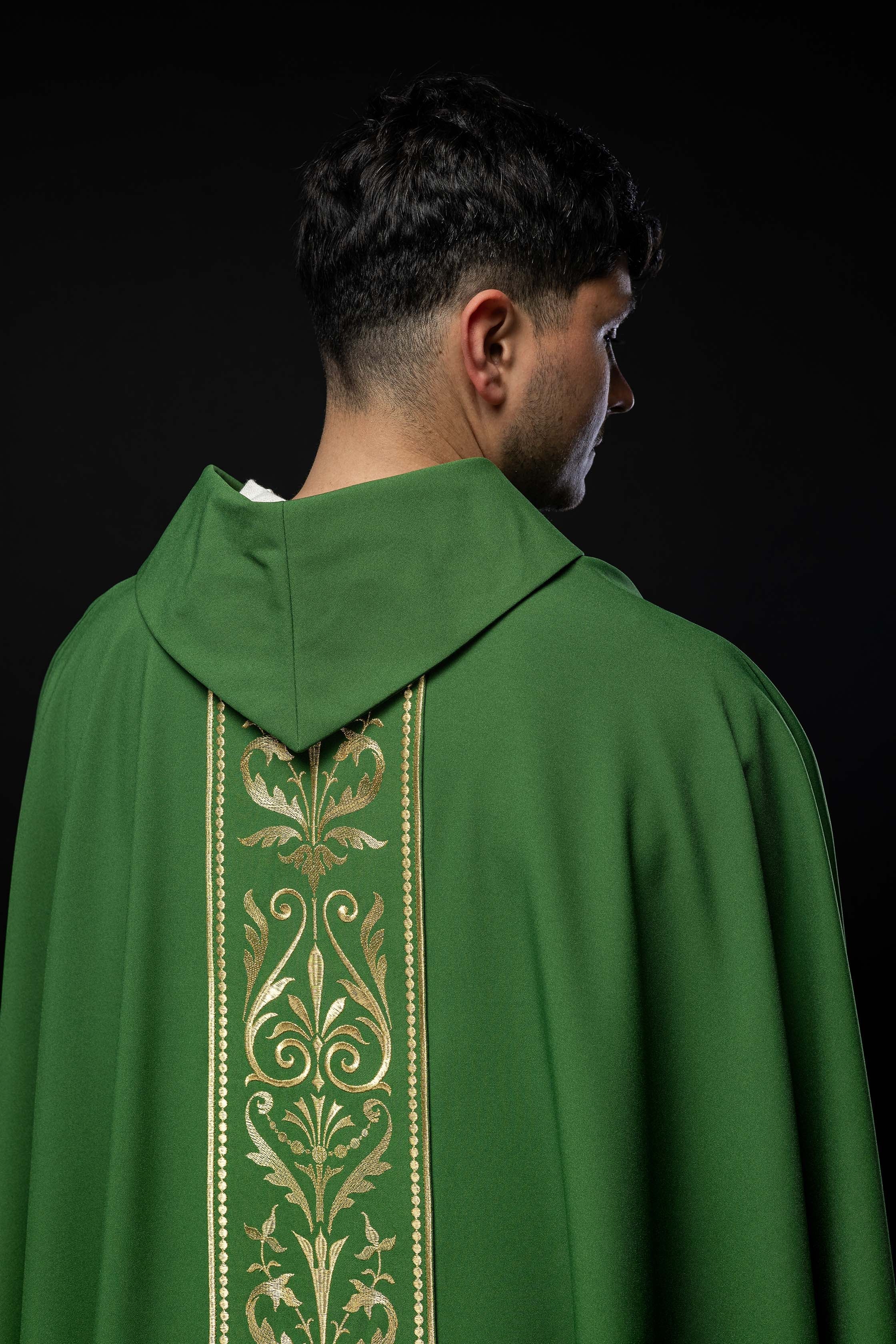 Zielony ornat liturgiczny zdobiony złotym pasem haftowanym