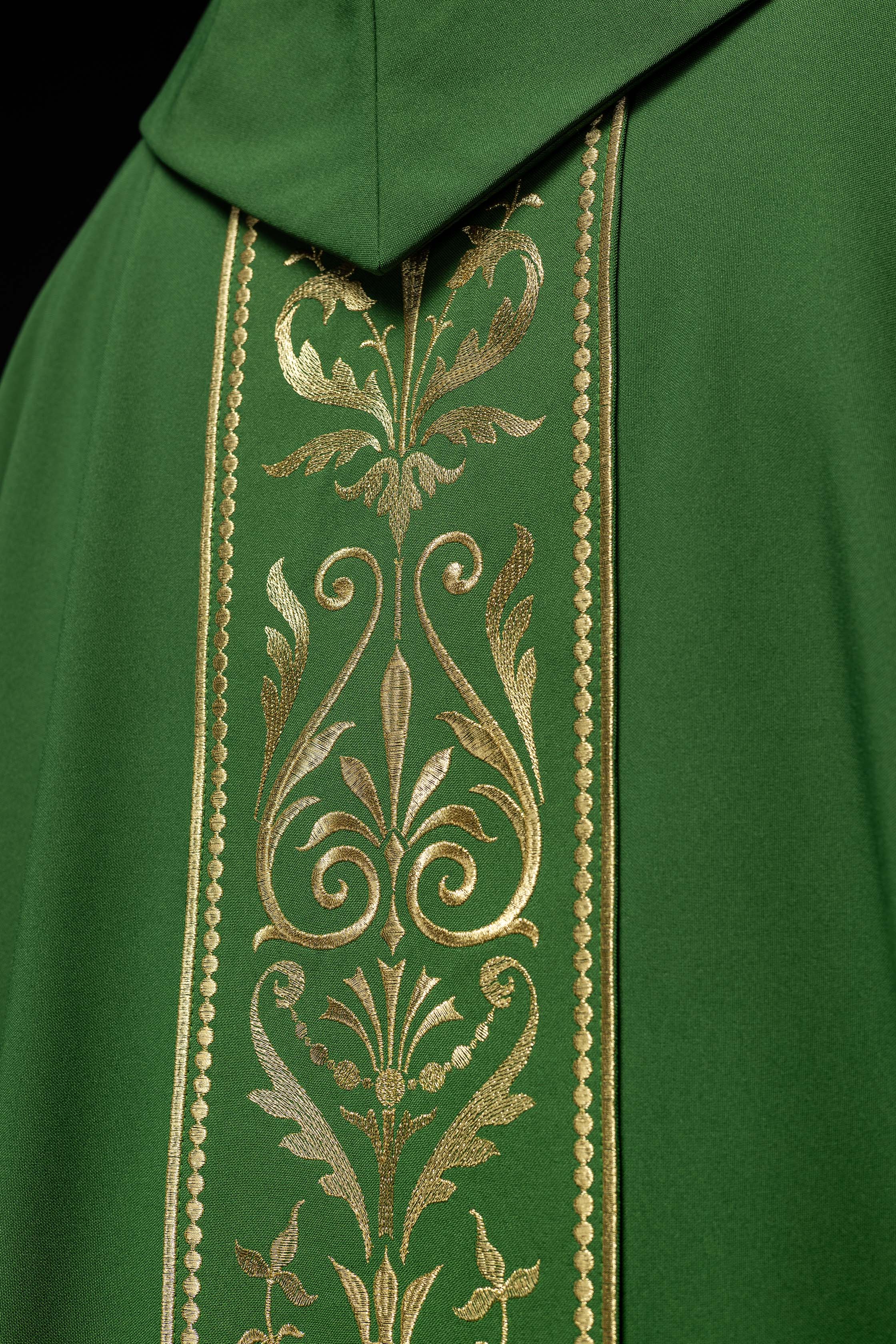 Zielony ornat liturgiczny zdobiony złotym pasem haftowanym