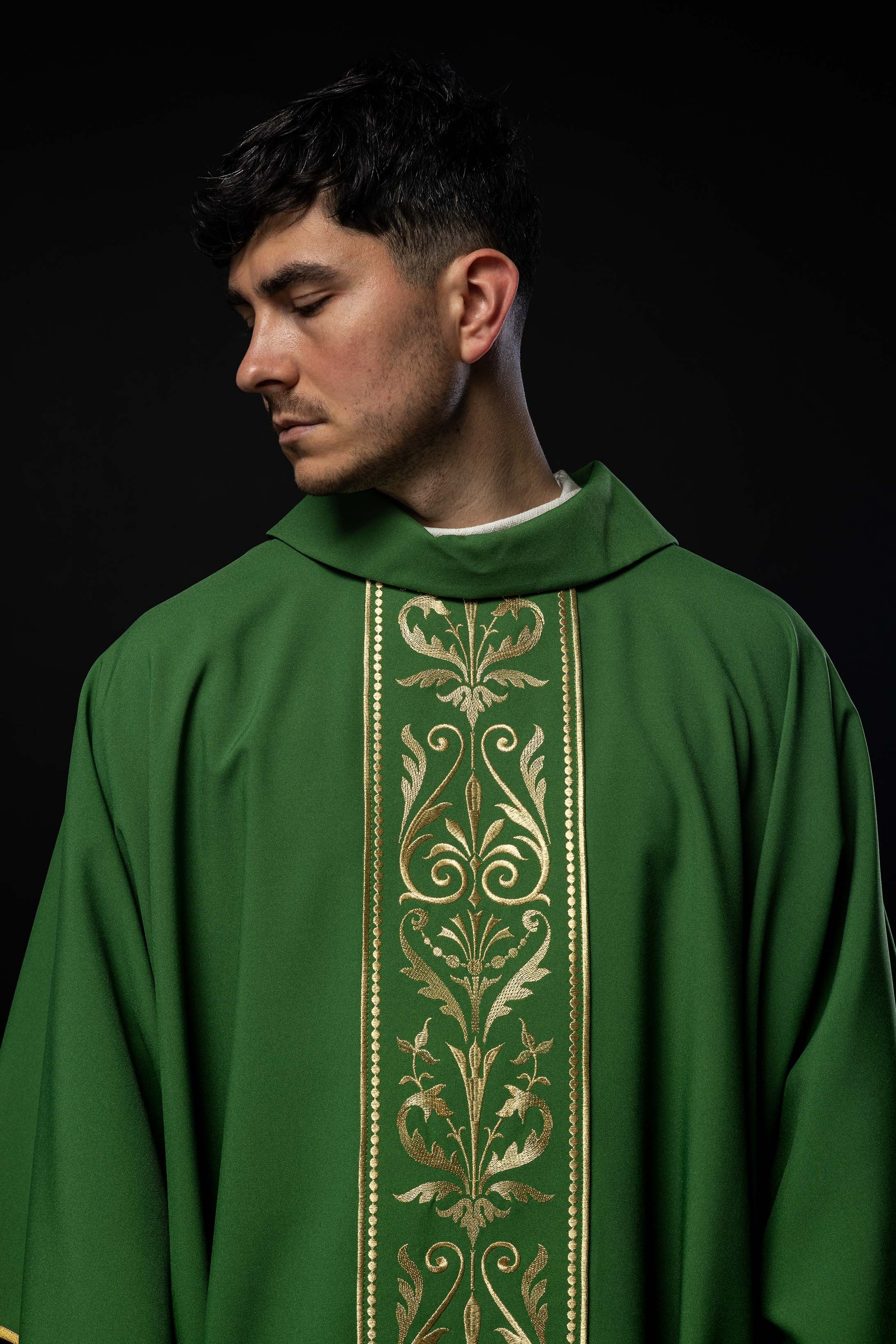 Zielony ornat liturgiczny zdobiony złotym pasem haftowanym