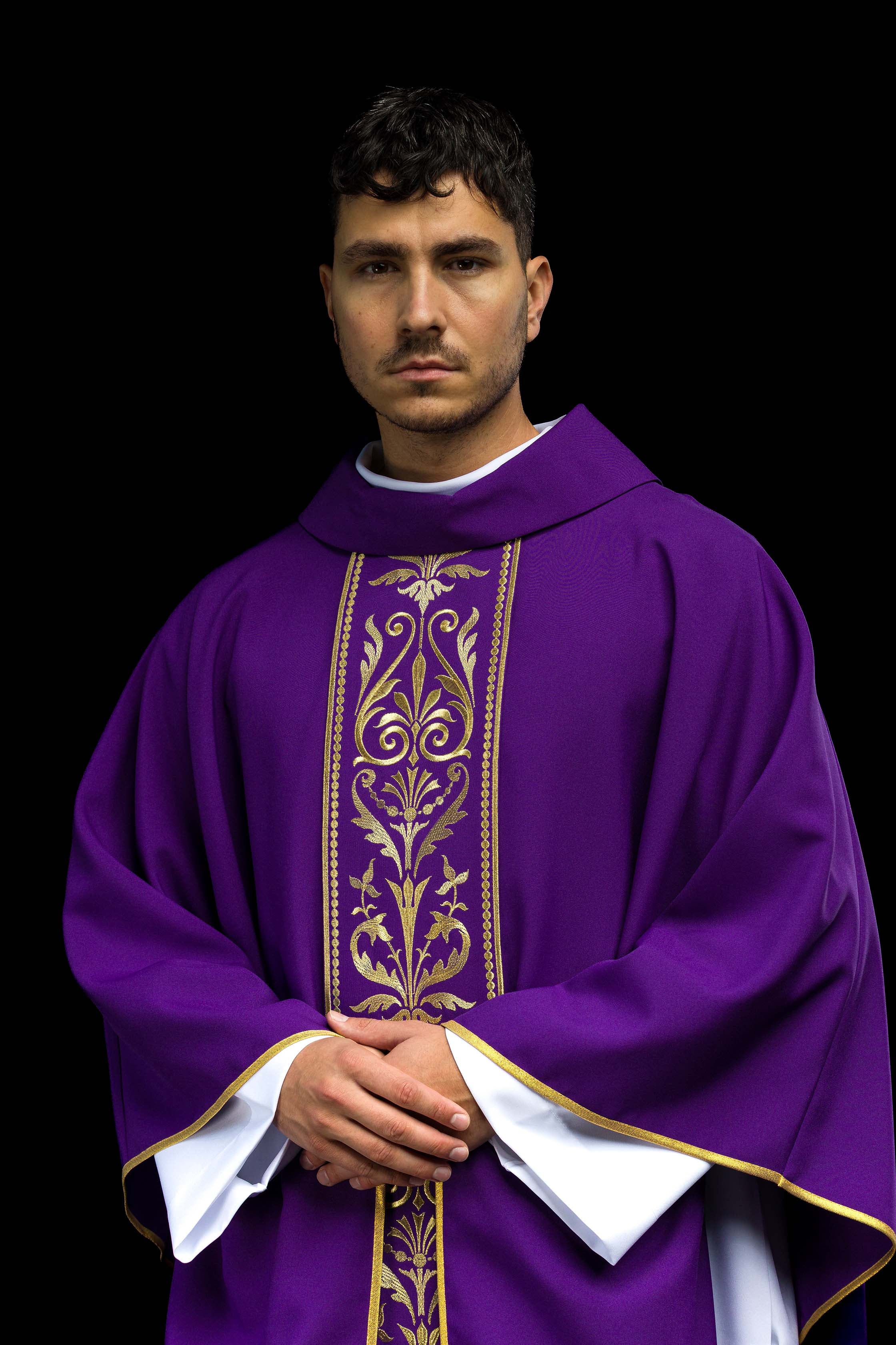 Casula roxa com motivo bordado a dourado