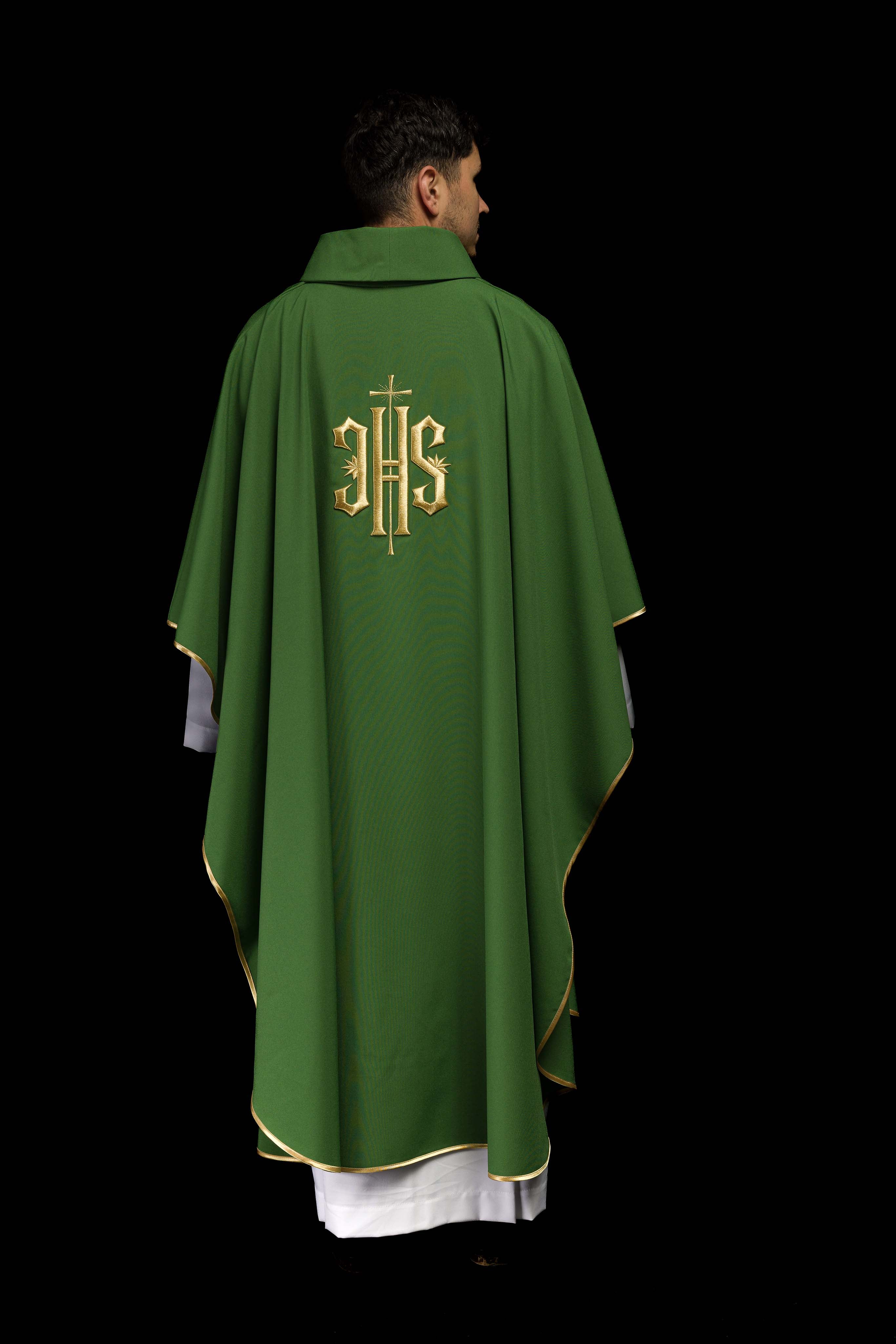 Casula verde com bordado IHS dourado