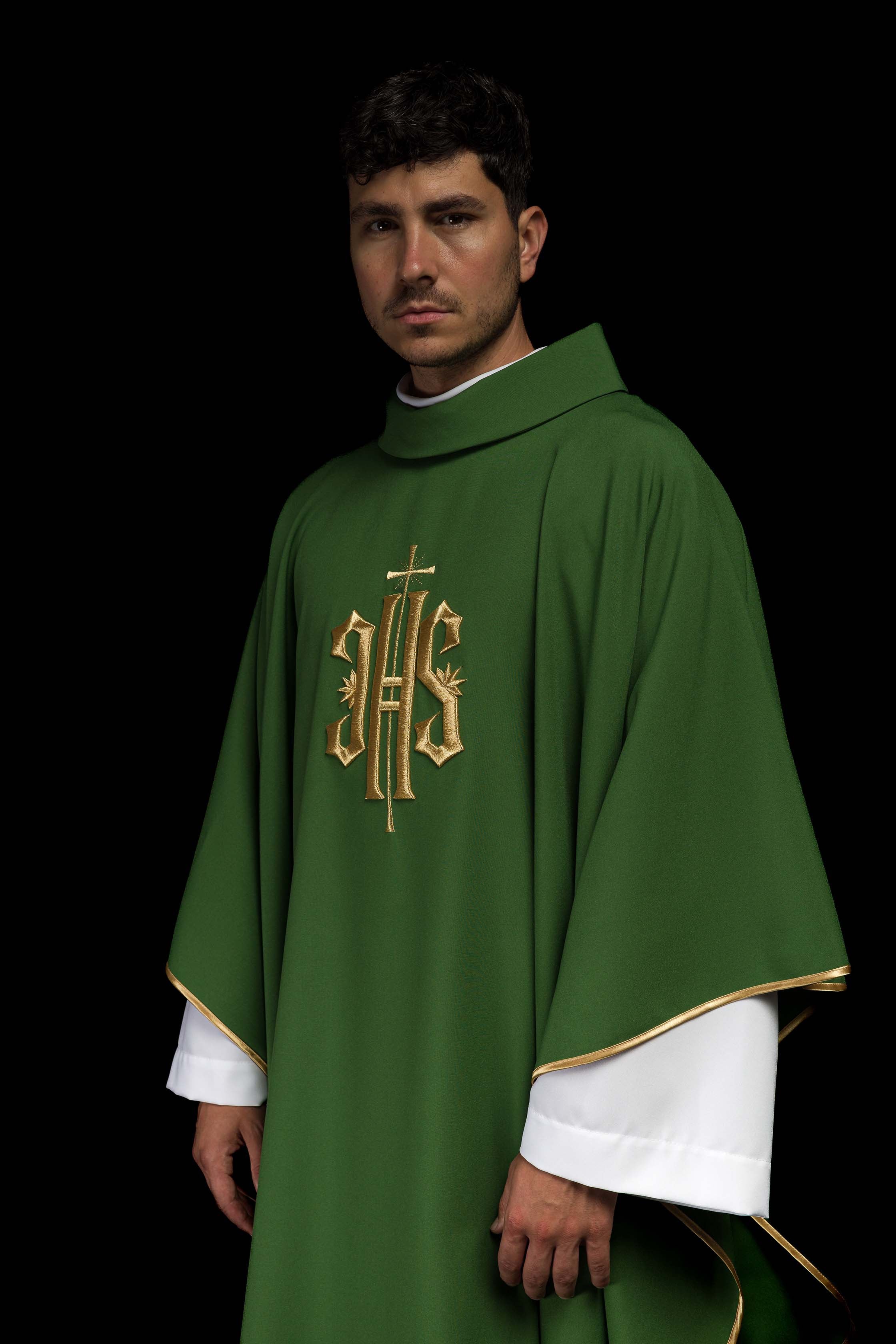 Casula verde com bordado IHS dourado