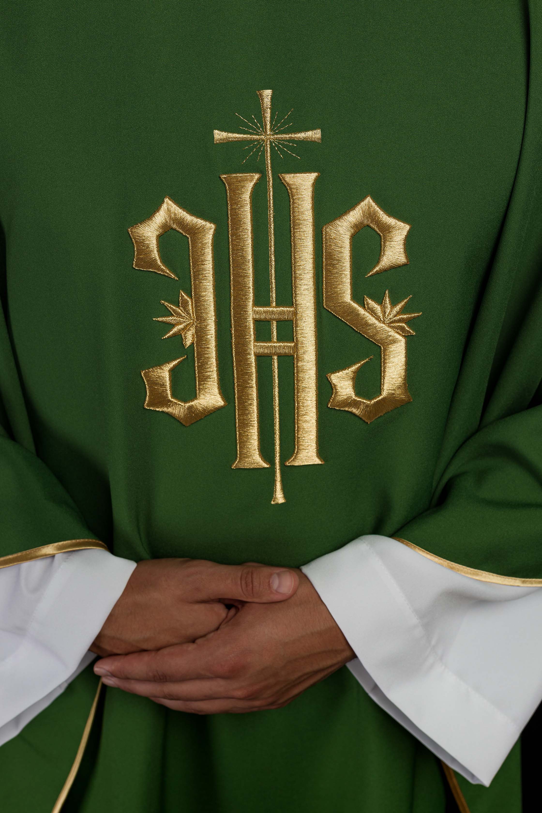 Casula verde com bordado IHS dourado