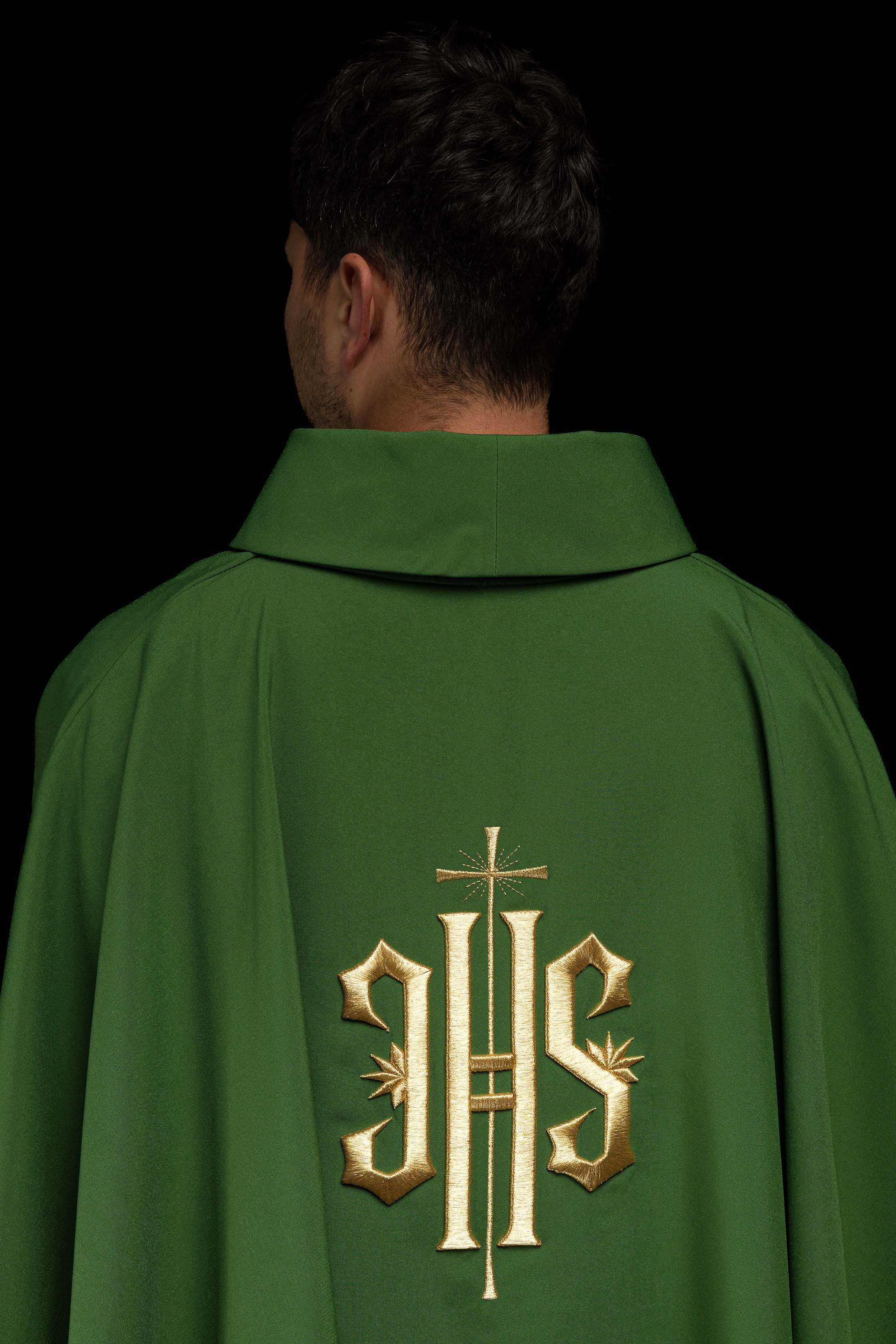 Casula verde com bordado IHS dourado