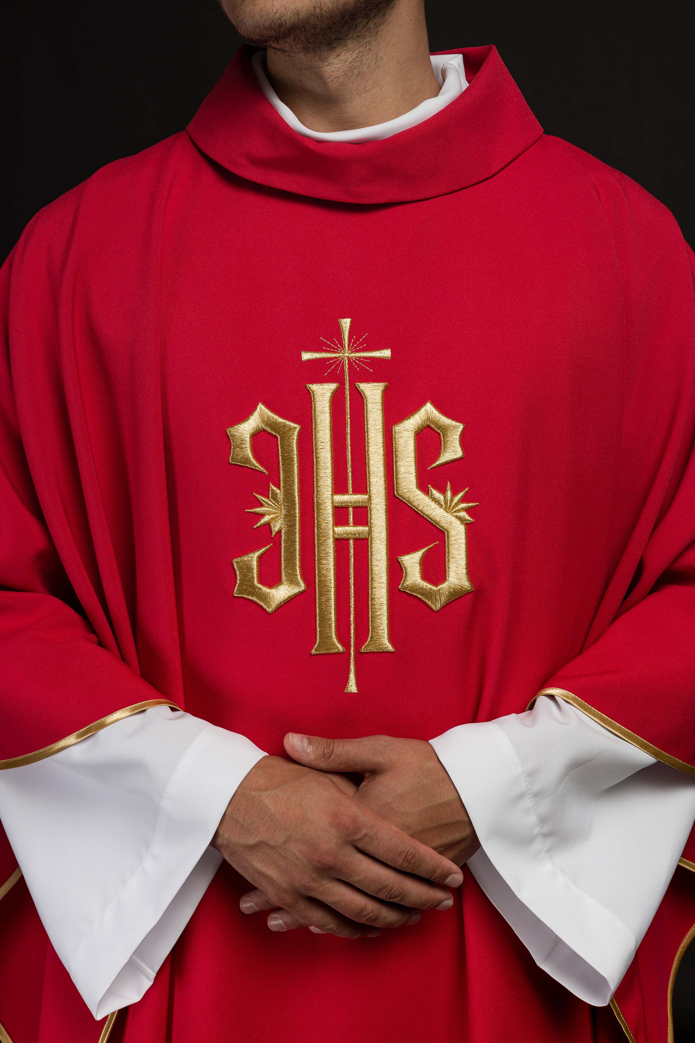 Casula vermelha com bordado IHS dourado