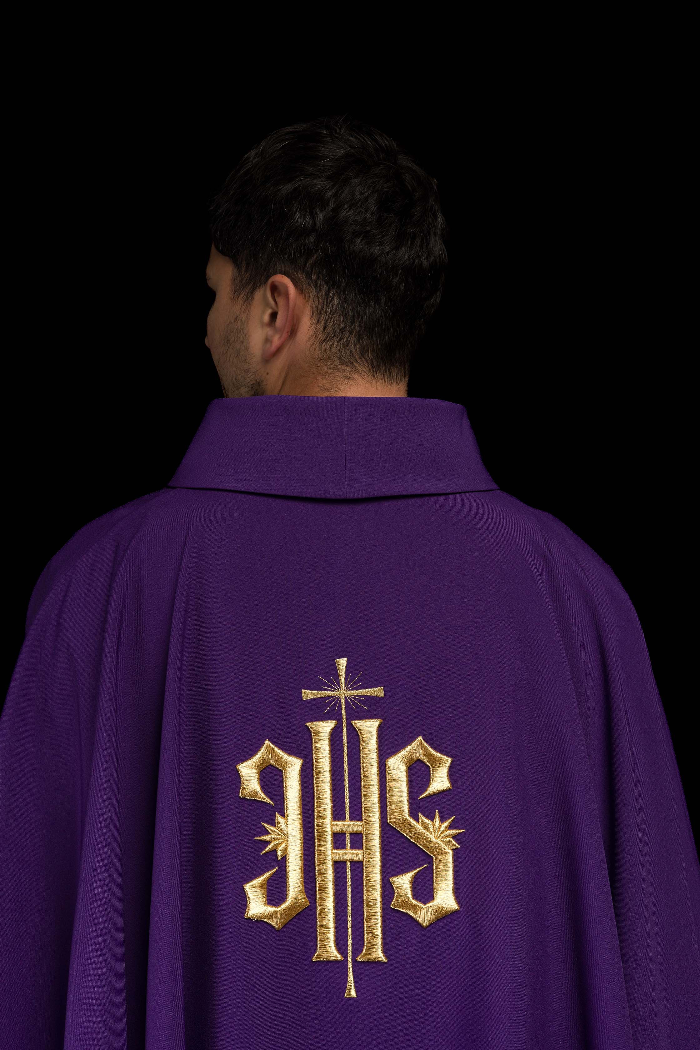 Casula roxa com bordado IHS dourado