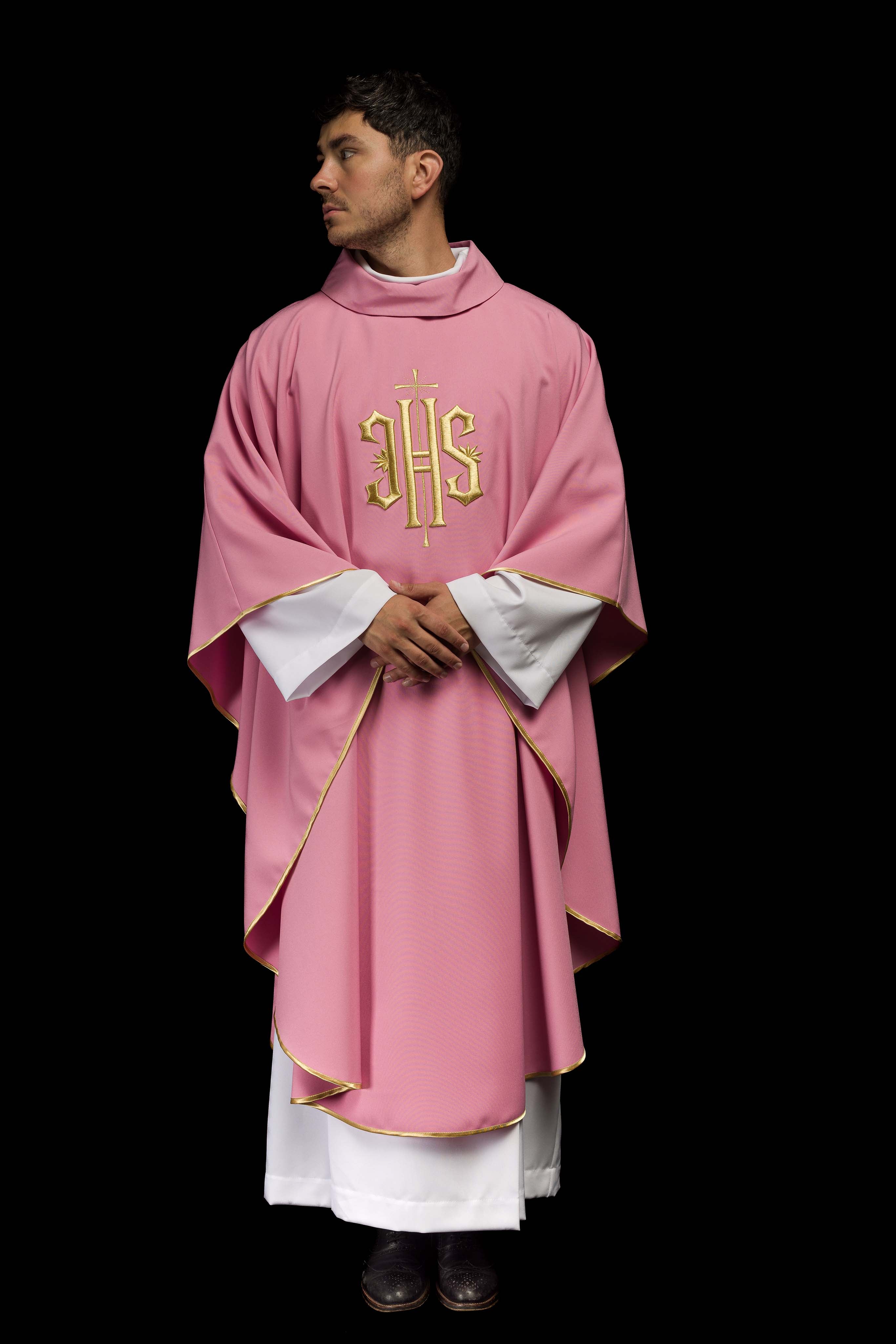 Casula rosa com bordado IHS dourado