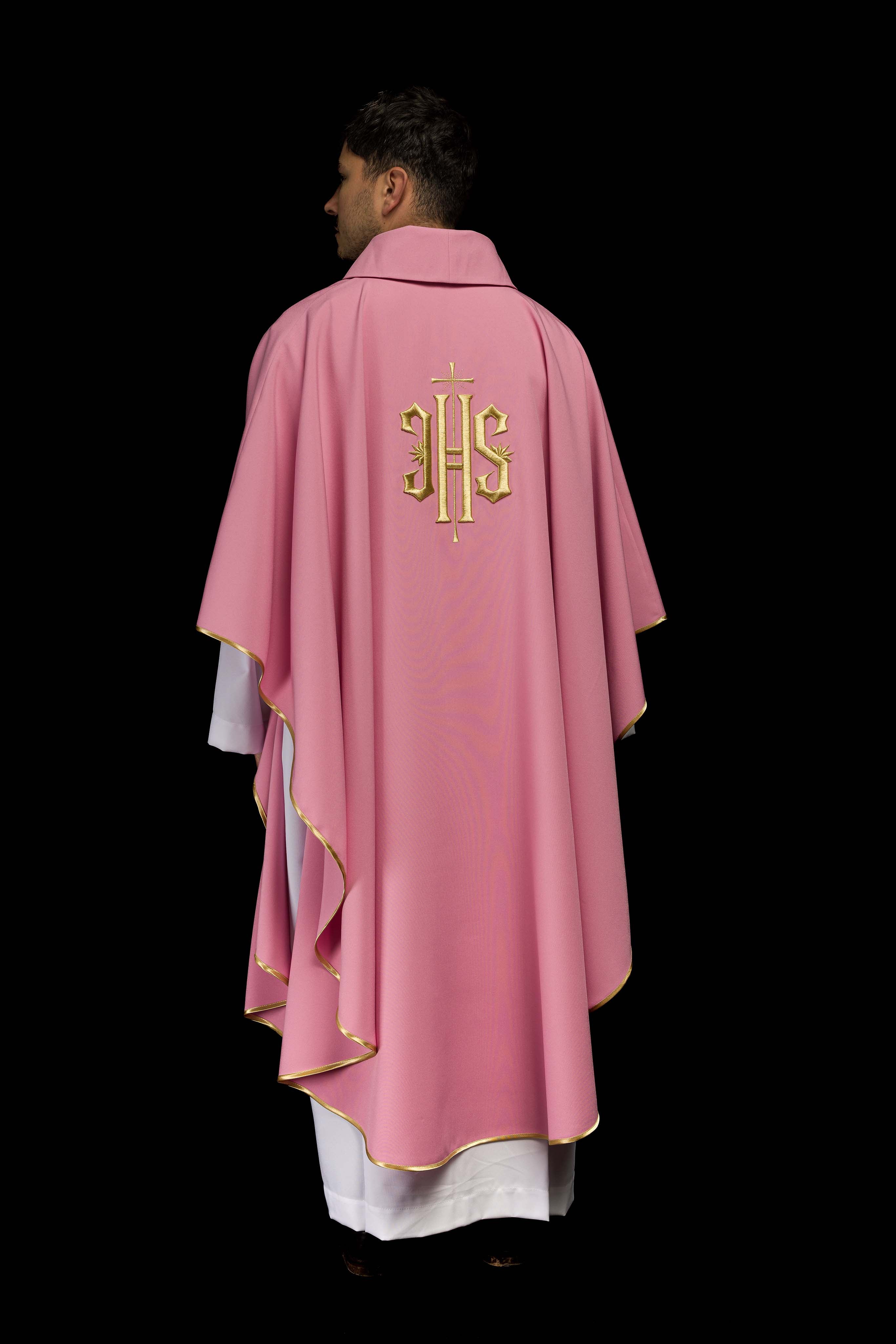 Casula rosa com bordado IHS dourado