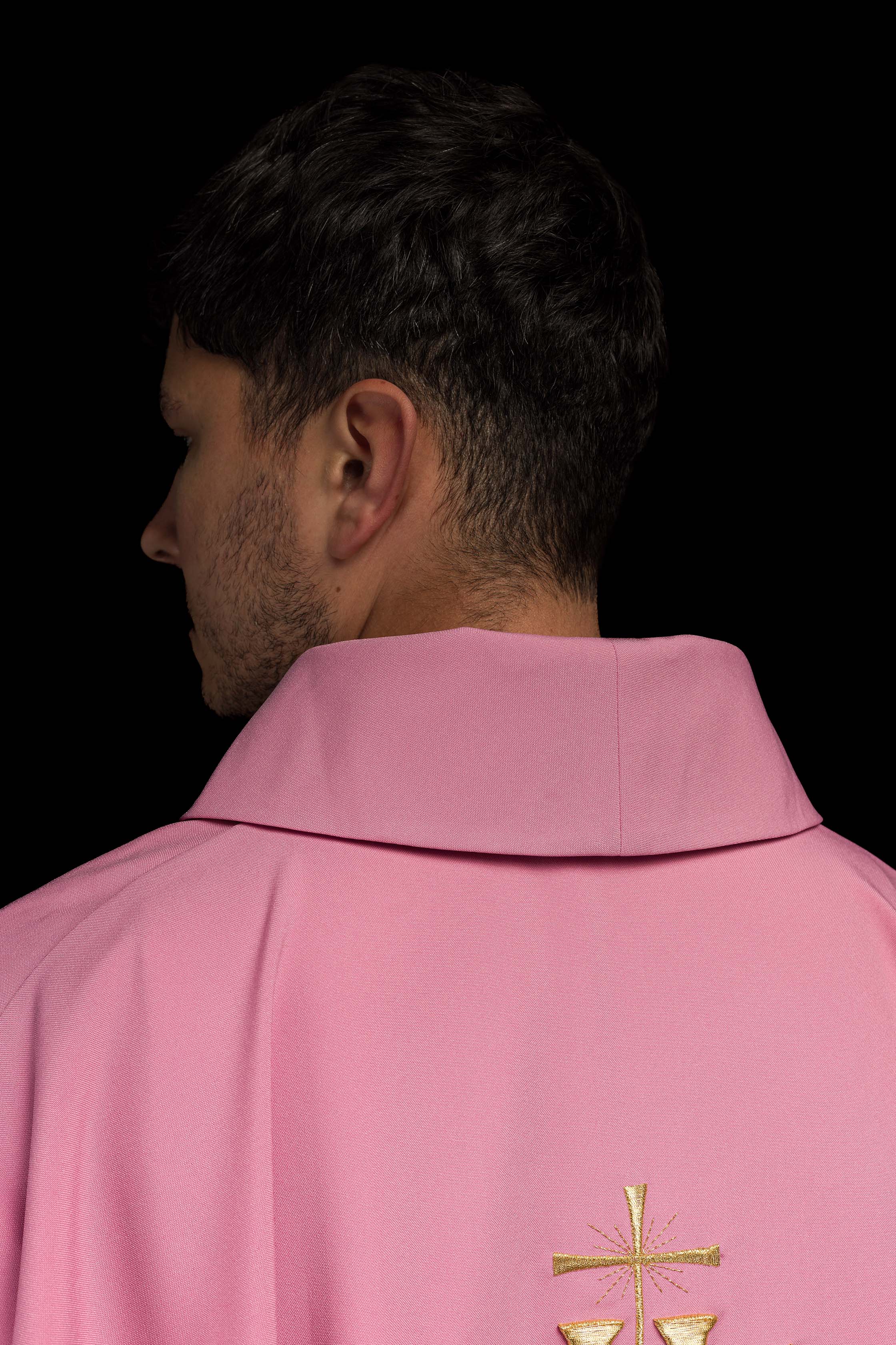 Casula rosa com bordado IHS dourado