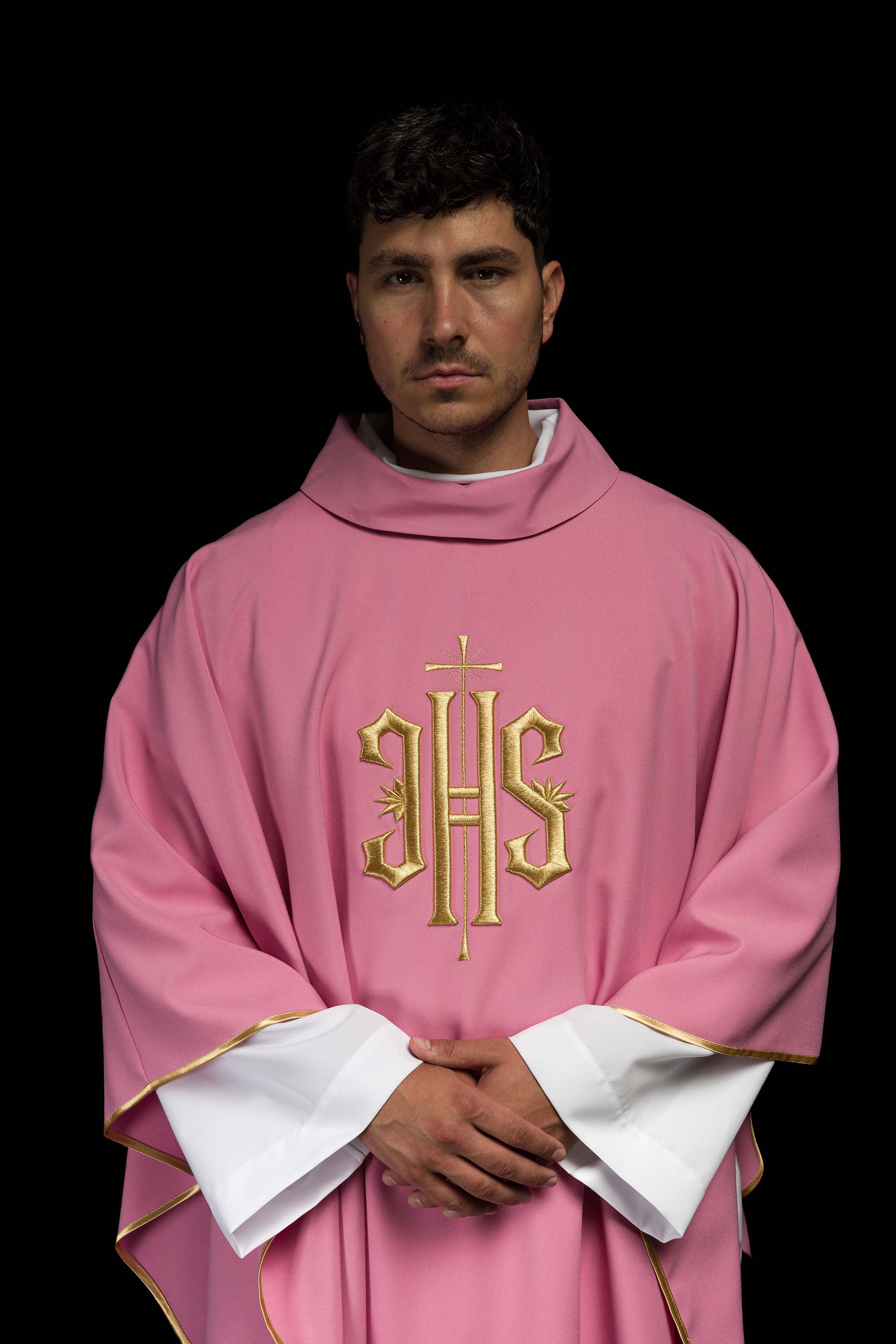 Casula rosa com bordado IHS dourado