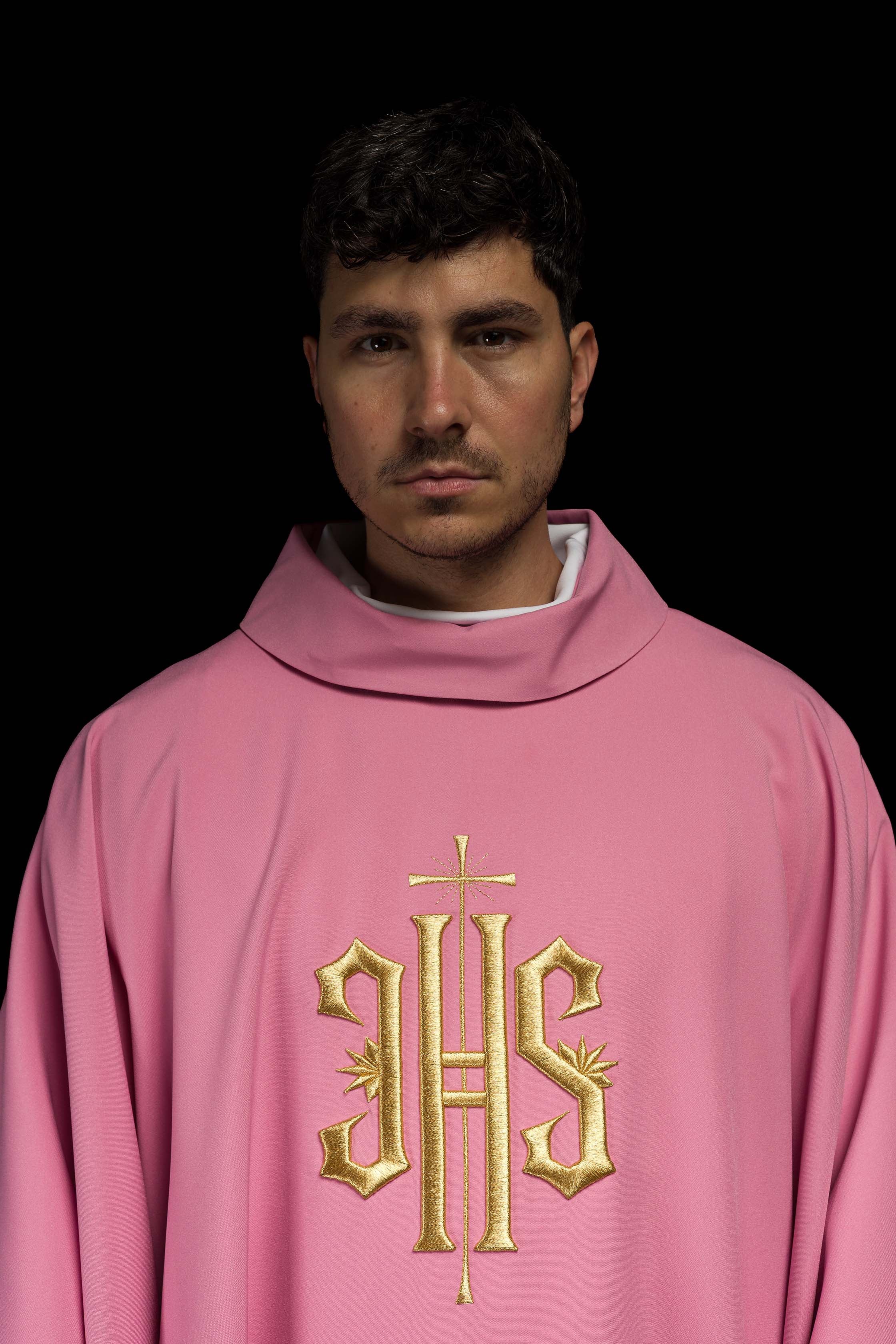 Casula rosa com bordado IHS dourado