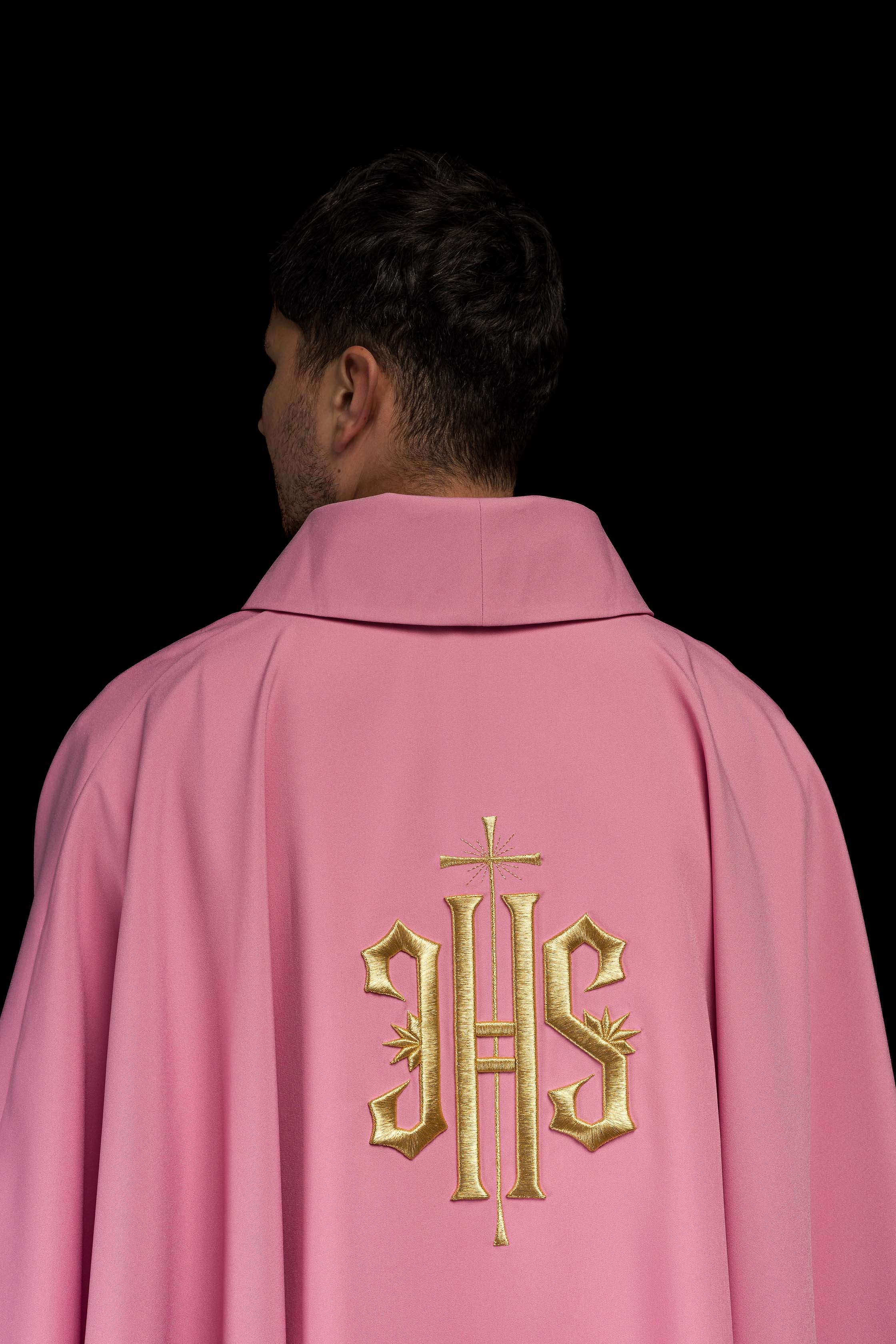 Casula rosa com bordado IHS dourado