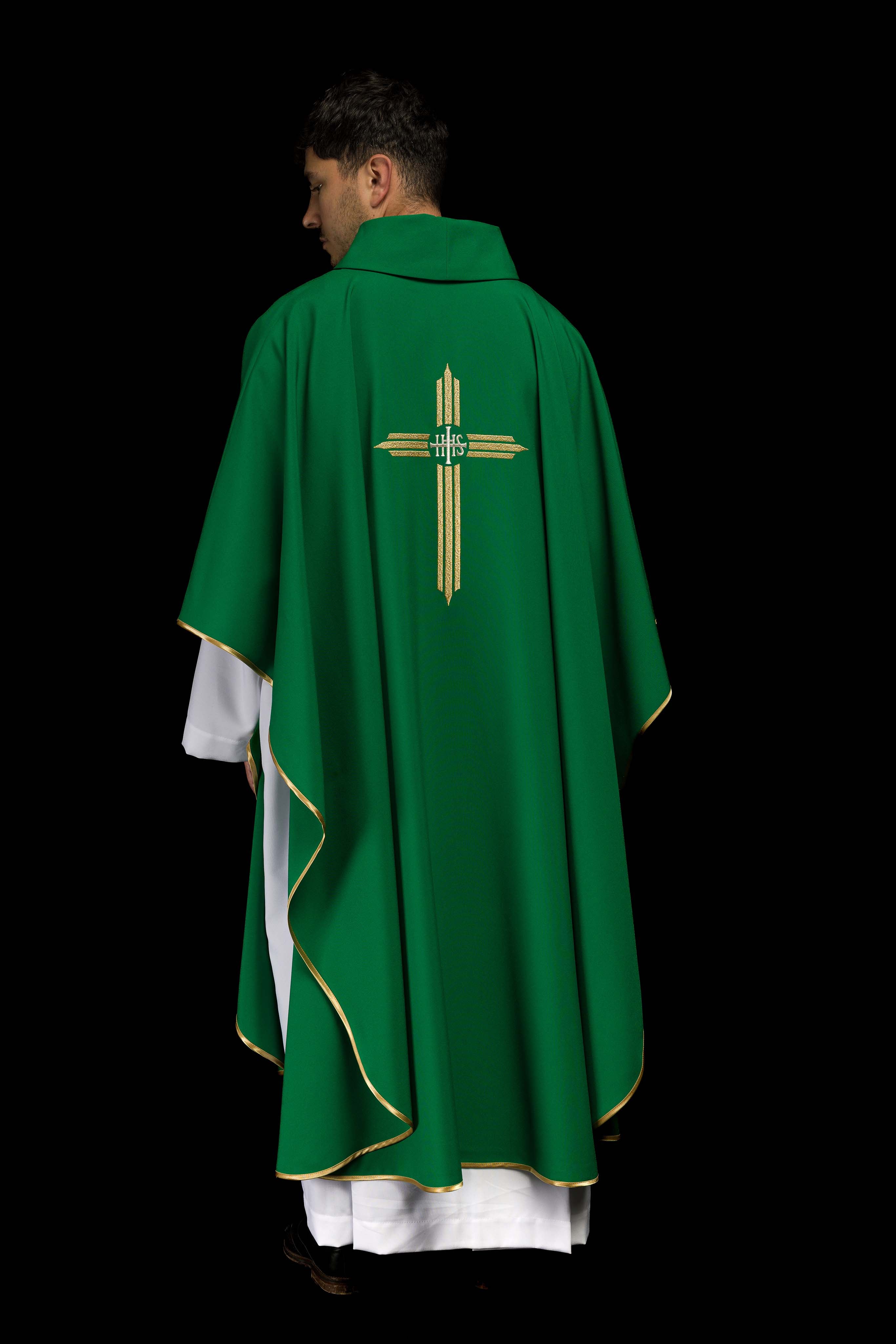 Casula verde com bordado de cruz IHS