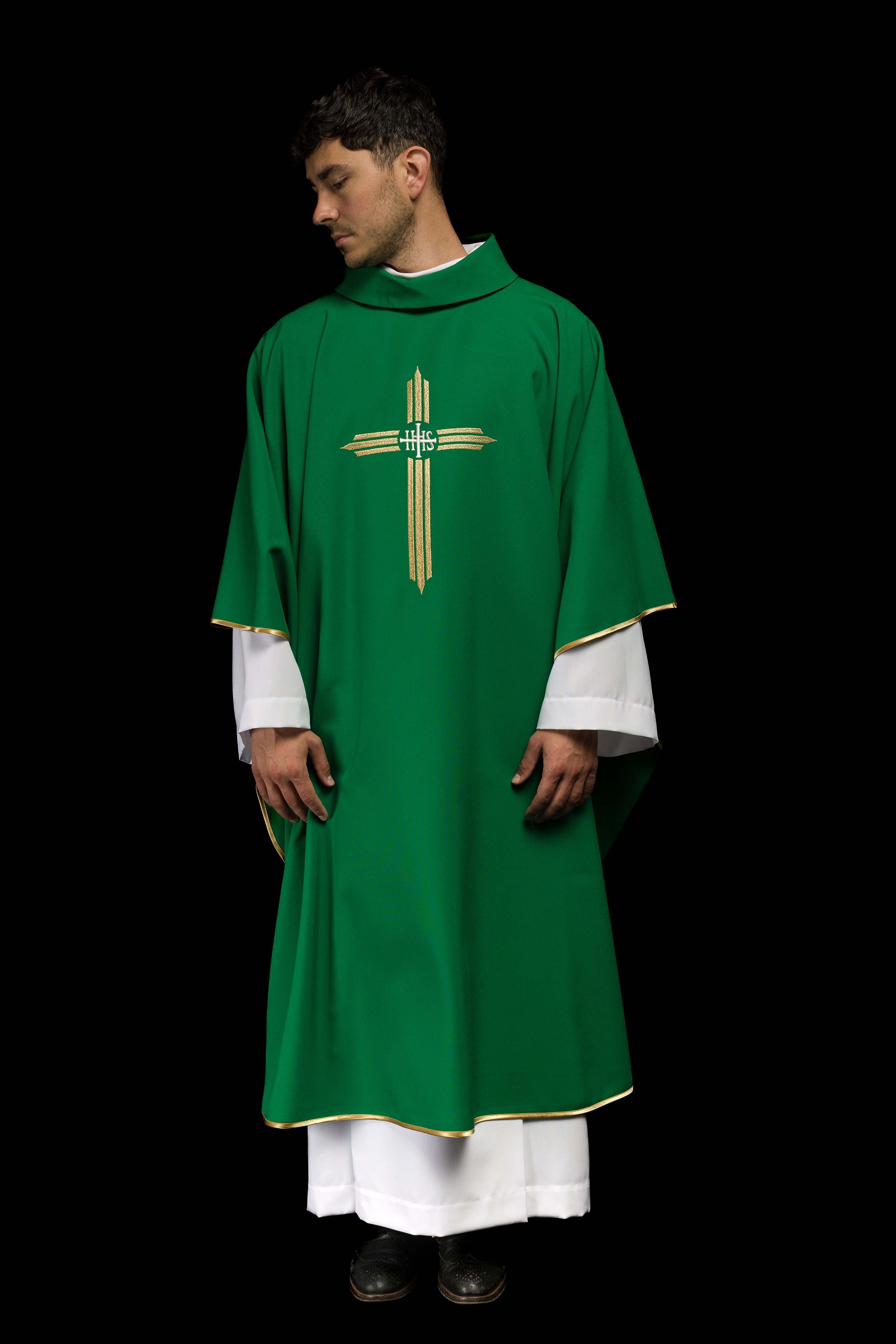 Casula verde com bordado de cruz IHS