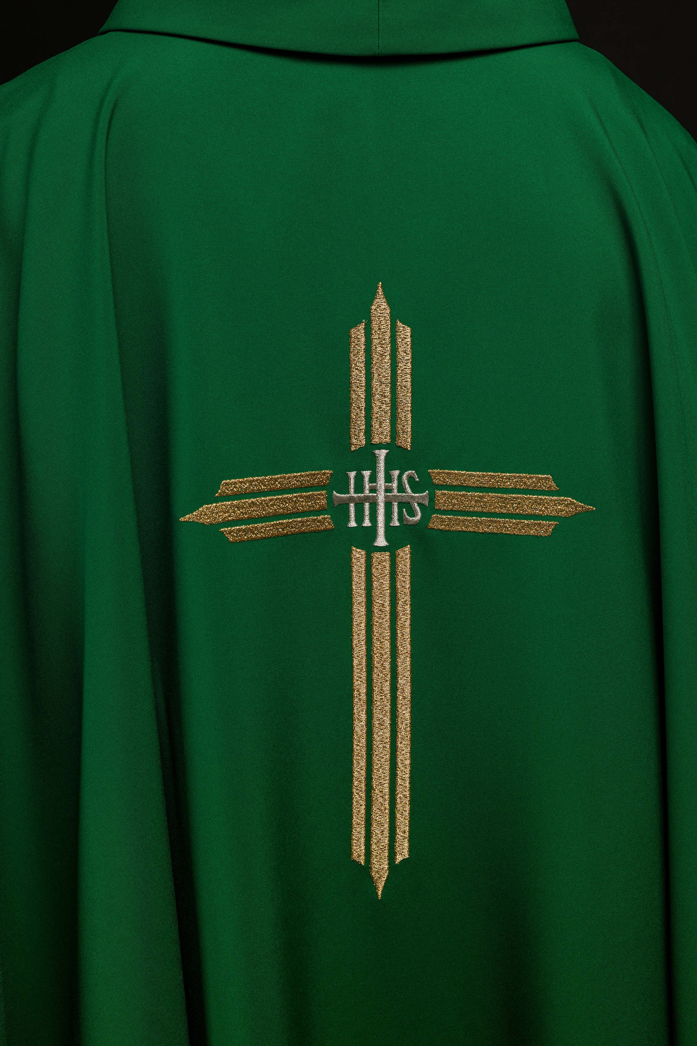 Casula verde com bordado de cruz IHS