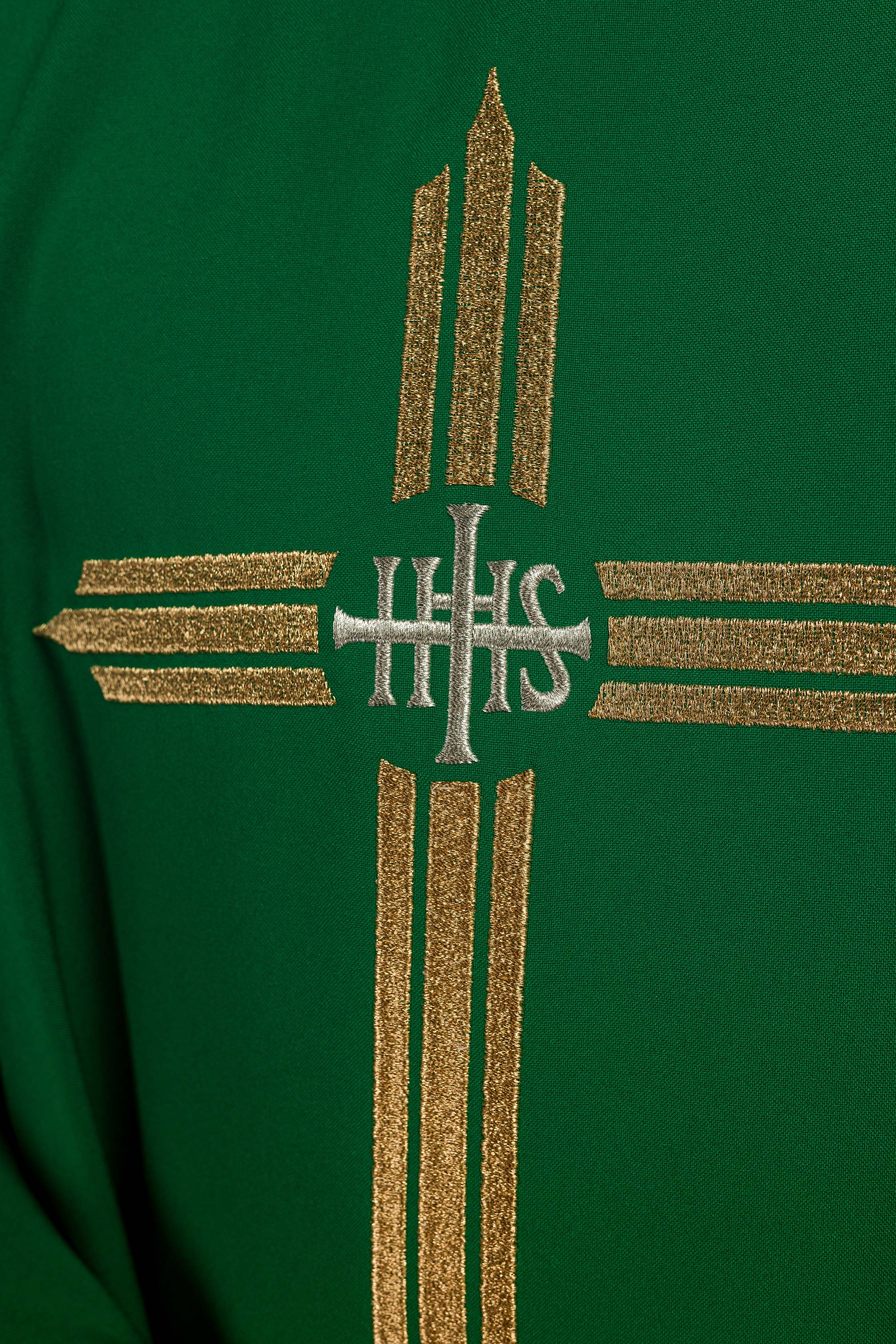 Casula verde com bordado de cruz IHS