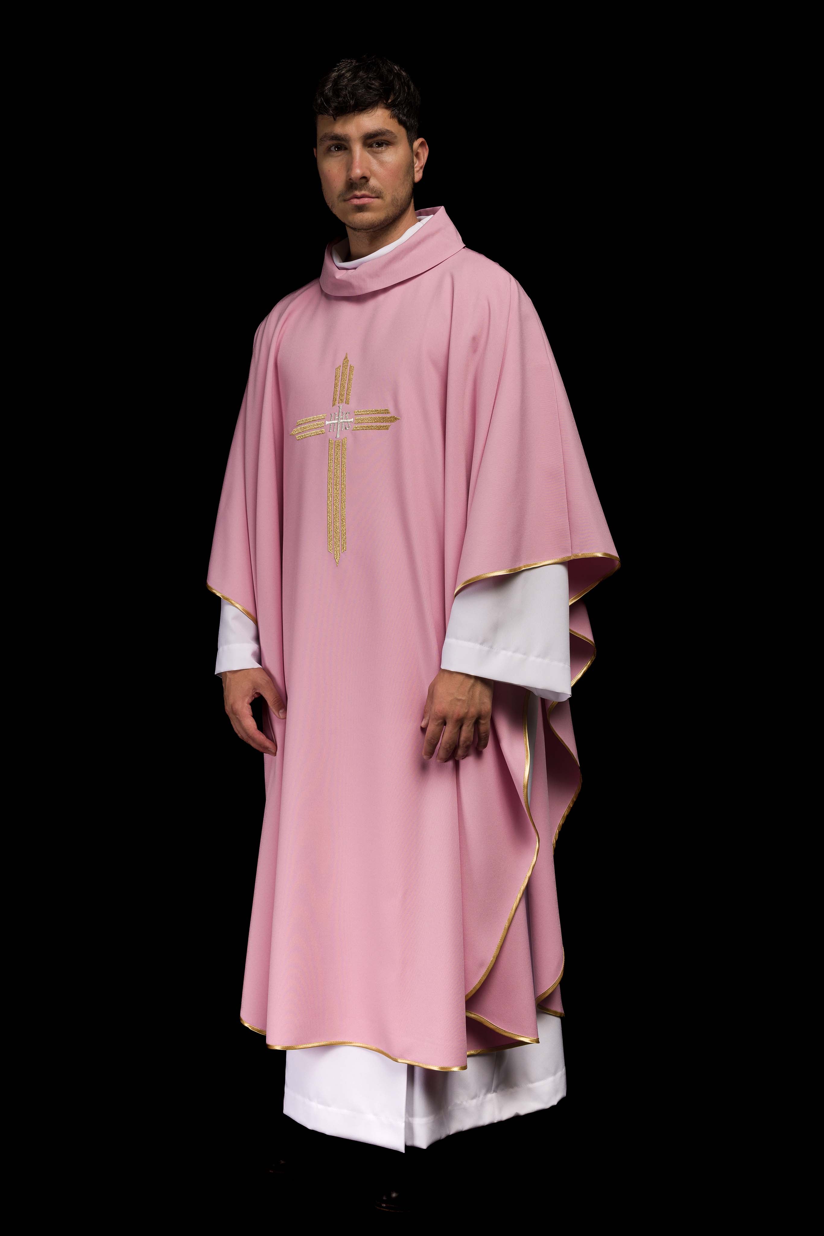 Casula rosa com bordado de cruz IHS