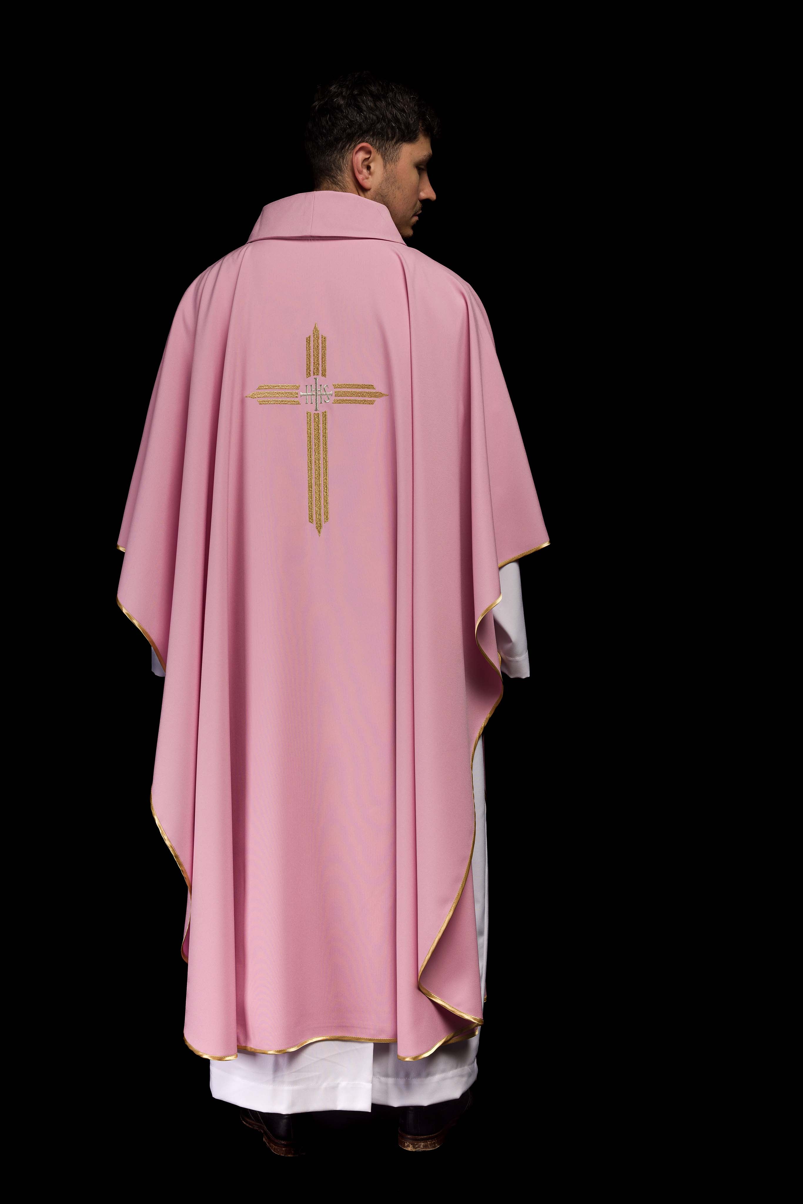 Casula rosa com bordado de cruz IHS